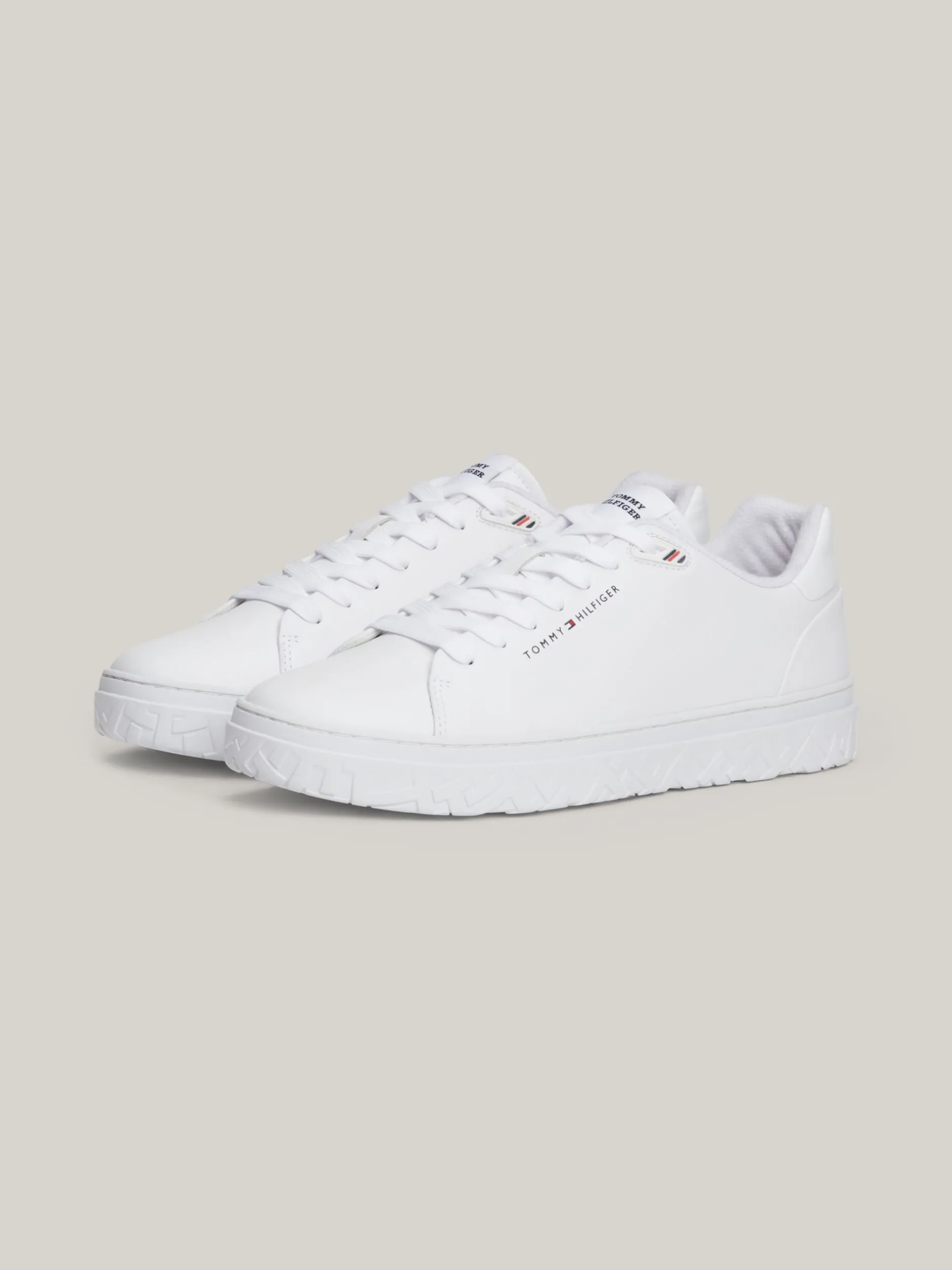 Sneakersy|White Trainers*Tommy Hilfiger Skórzane Tenisówki Typu Court TH Monogram WHITE