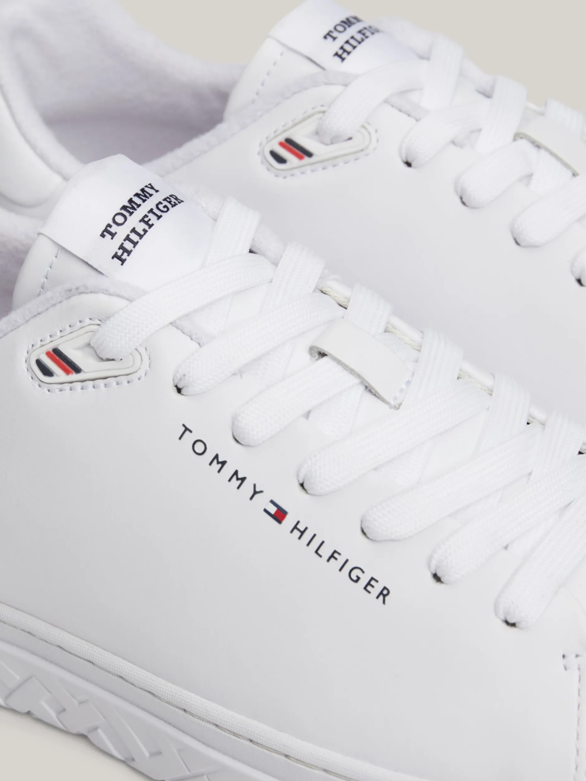 Sneakersy|White Trainers*Tommy Hilfiger Skórzane Tenisówki Typu Court TH Monogram WHITE
