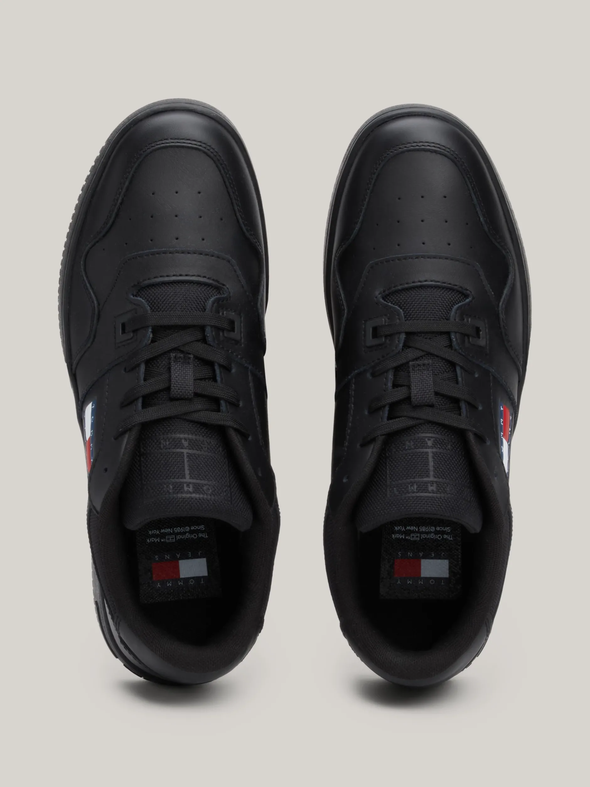 Sneakersy*Tommy Hilfiger Skórzane Tenisówki Z Delikatnym Protektorem TRIPLE BLACK