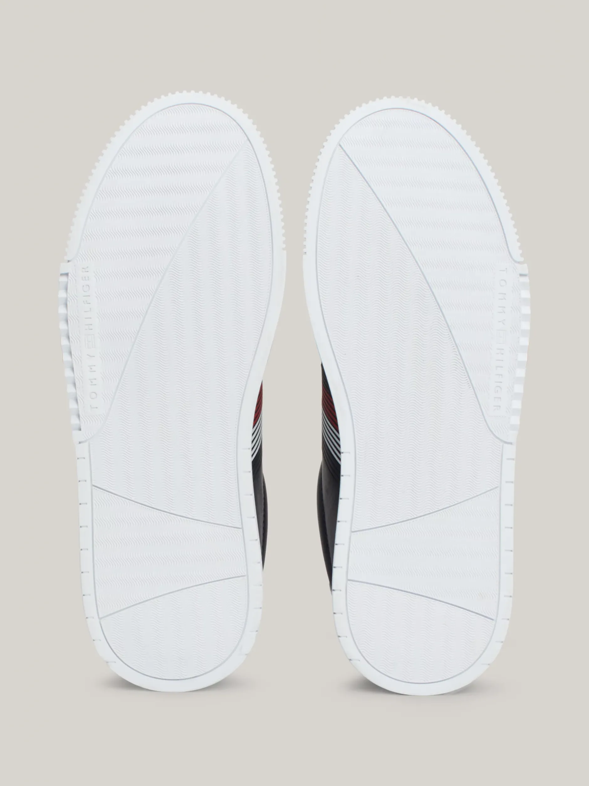 Sneakersy*Tommy Hilfiger Skórzane Tenisówki Z Kontrastowym Zapiętkiem DESERT SKY