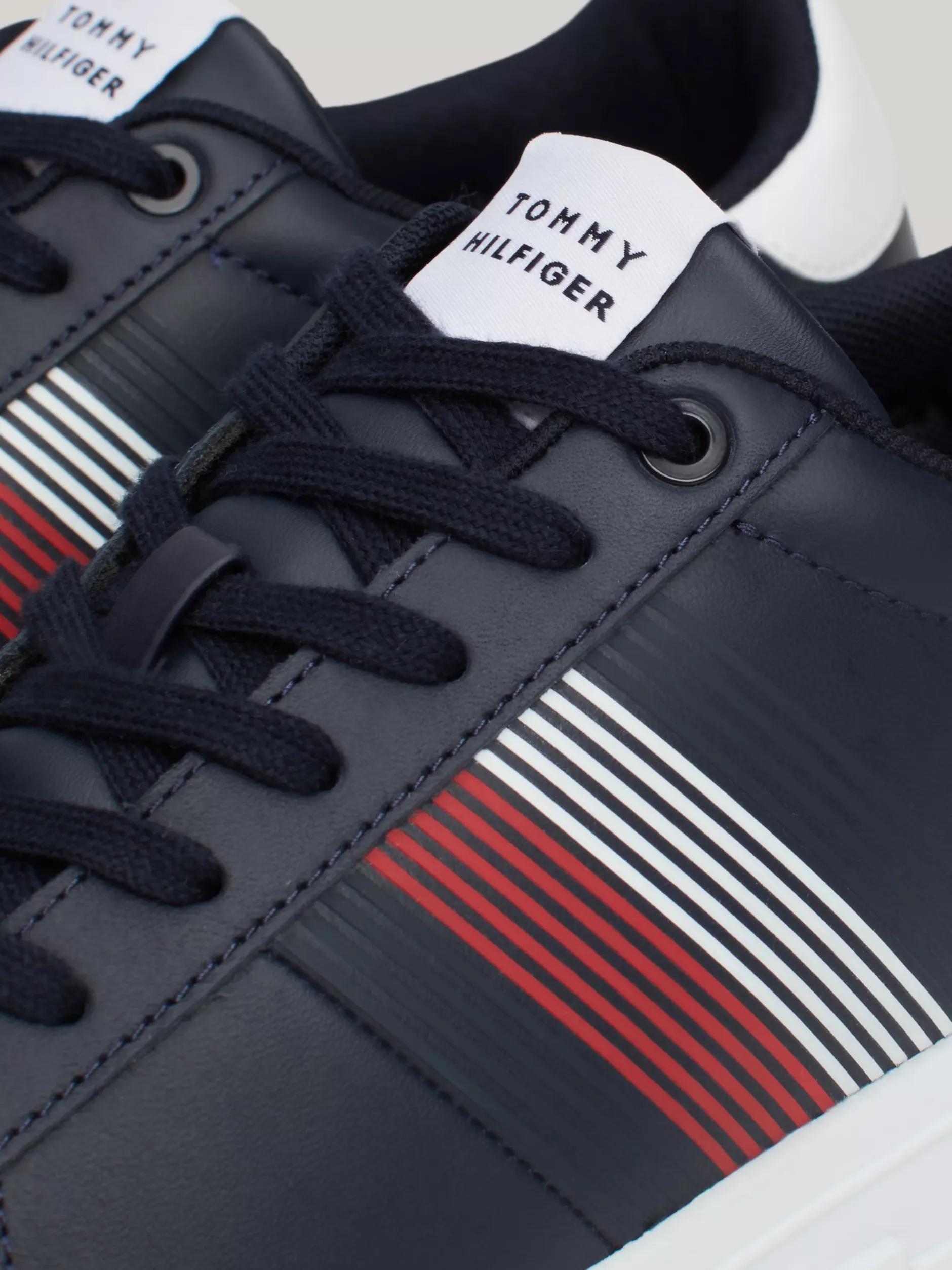 Sneakersy*Tommy Hilfiger Skórzane Tenisówki Z Kontrastowym Zapiętkiem DESERT SKY