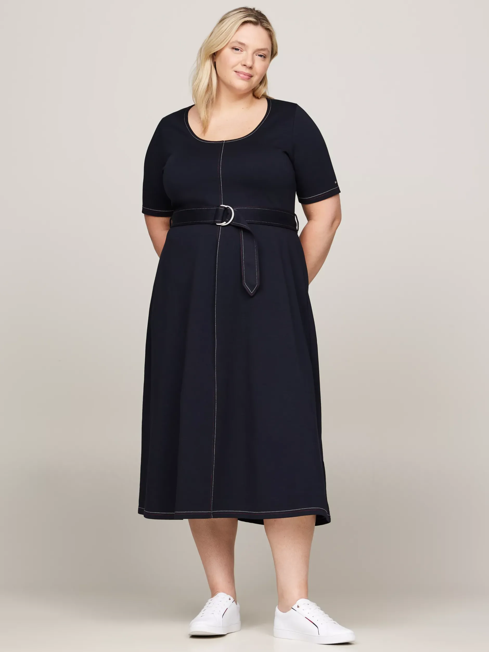 Sukienki*Tommy Hilfiger Sukienka Midi Curve Z Paskiem W Talii DESERT SKY