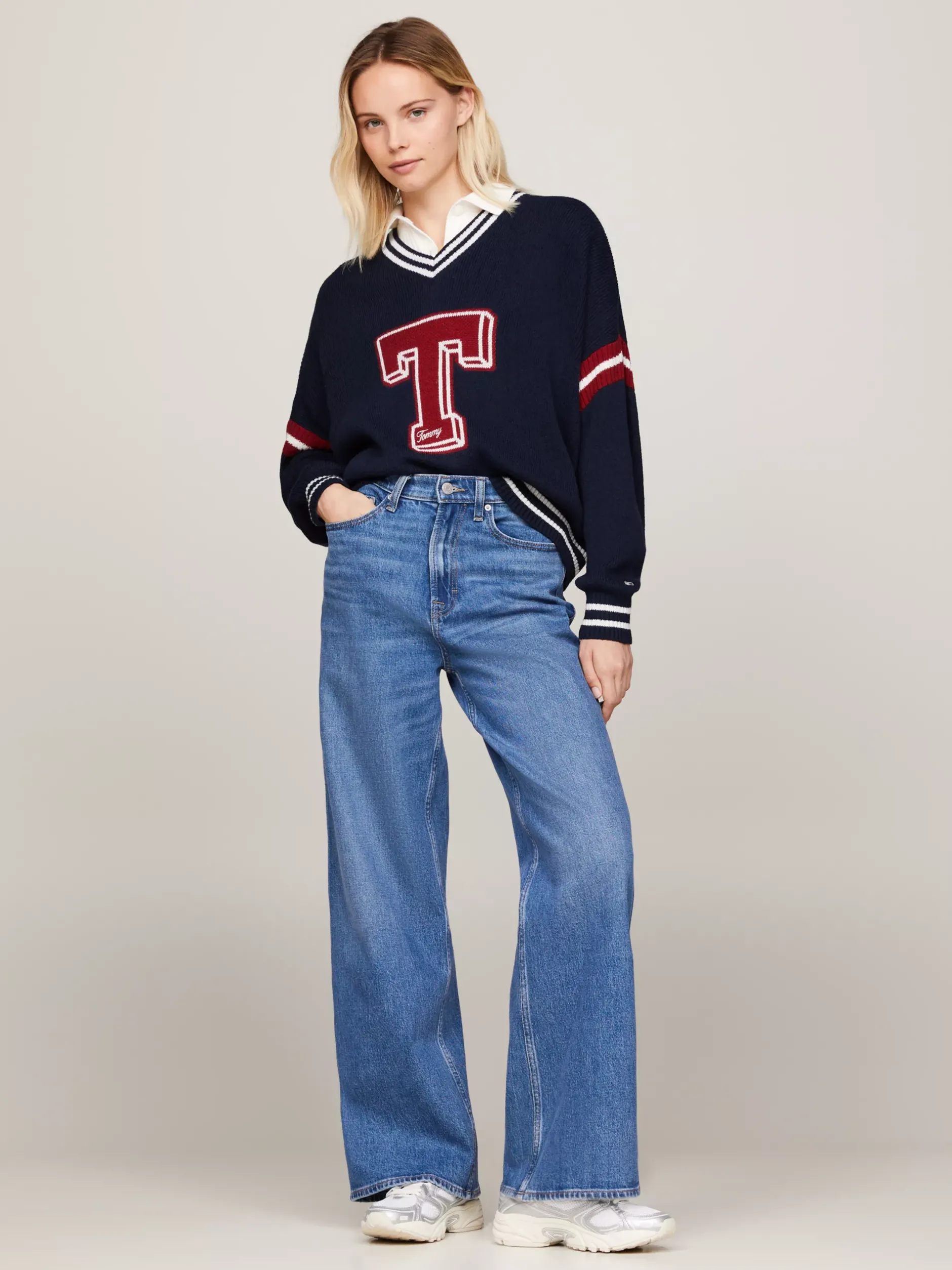 Swetry|Dzianina*Tommy Hilfiger Sweter Oversize Z Dekoltem W Szpic I Inicjałem DARK NIGHT NAVY