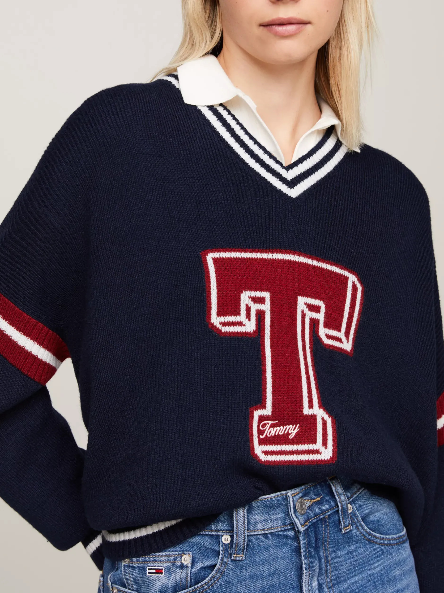 Swetry|Dzianina*Tommy Hilfiger Sweter Oversize Z Dekoltem W Szpic I Inicjałem DARK NIGHT NAVY