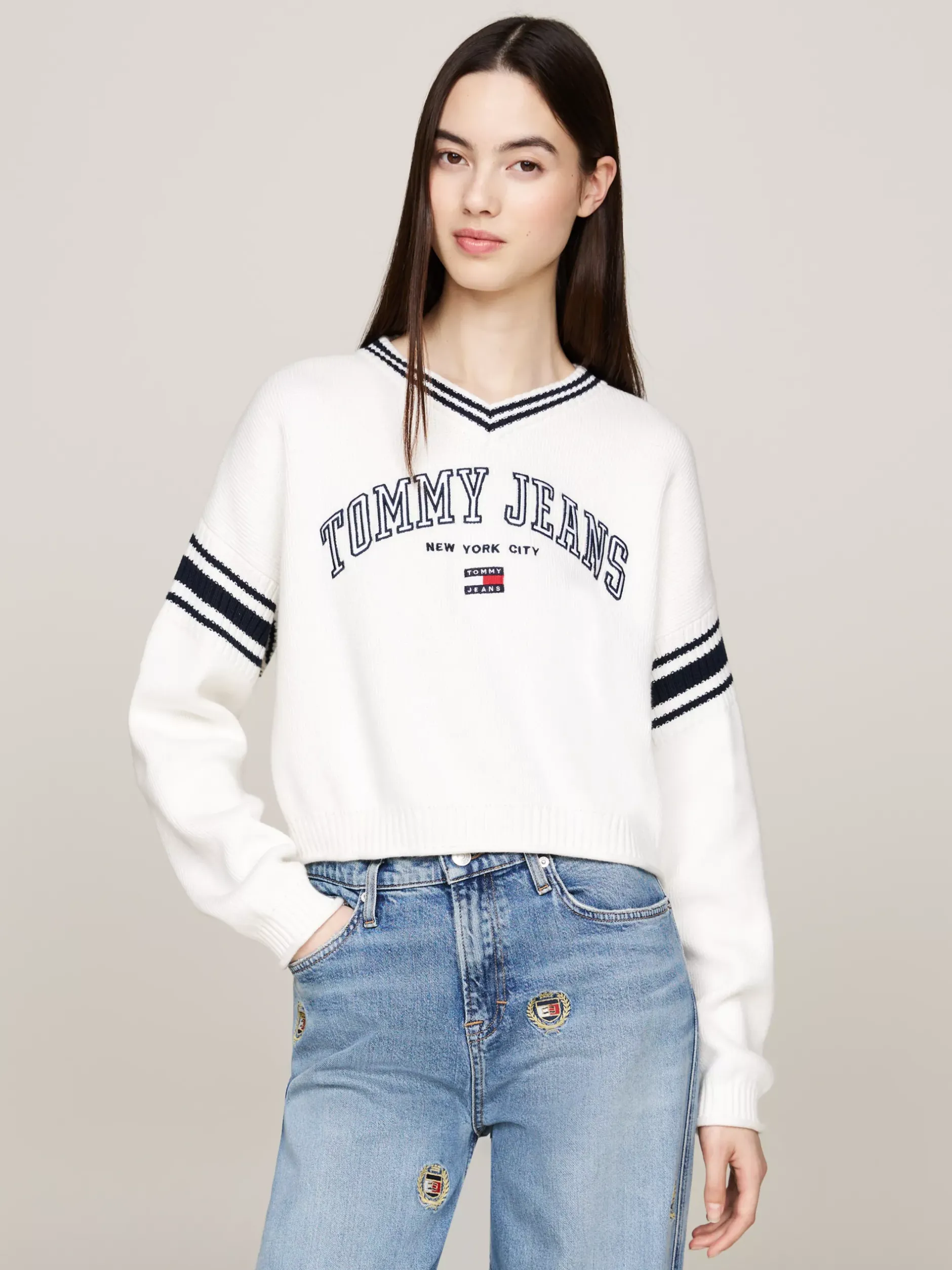 Swetry|Dzianina*Tommy Hilfiger Sweter W Stylu Varsity Z Dekoltem W Szpic ANCIENT WHITE