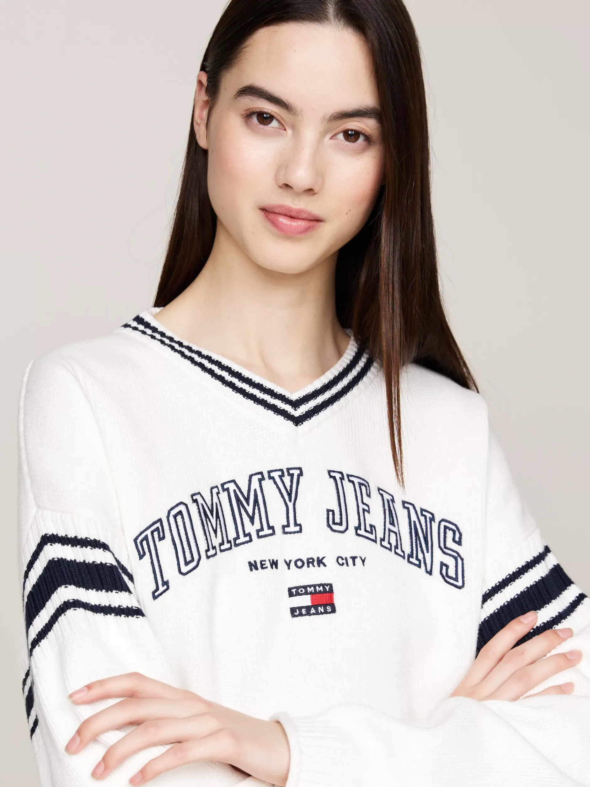 Swetry|Dzianina*Tommy Hilfiger Sweter W Stylu Varsity Z Dekoltem W Szpic ANCIENT WHITE