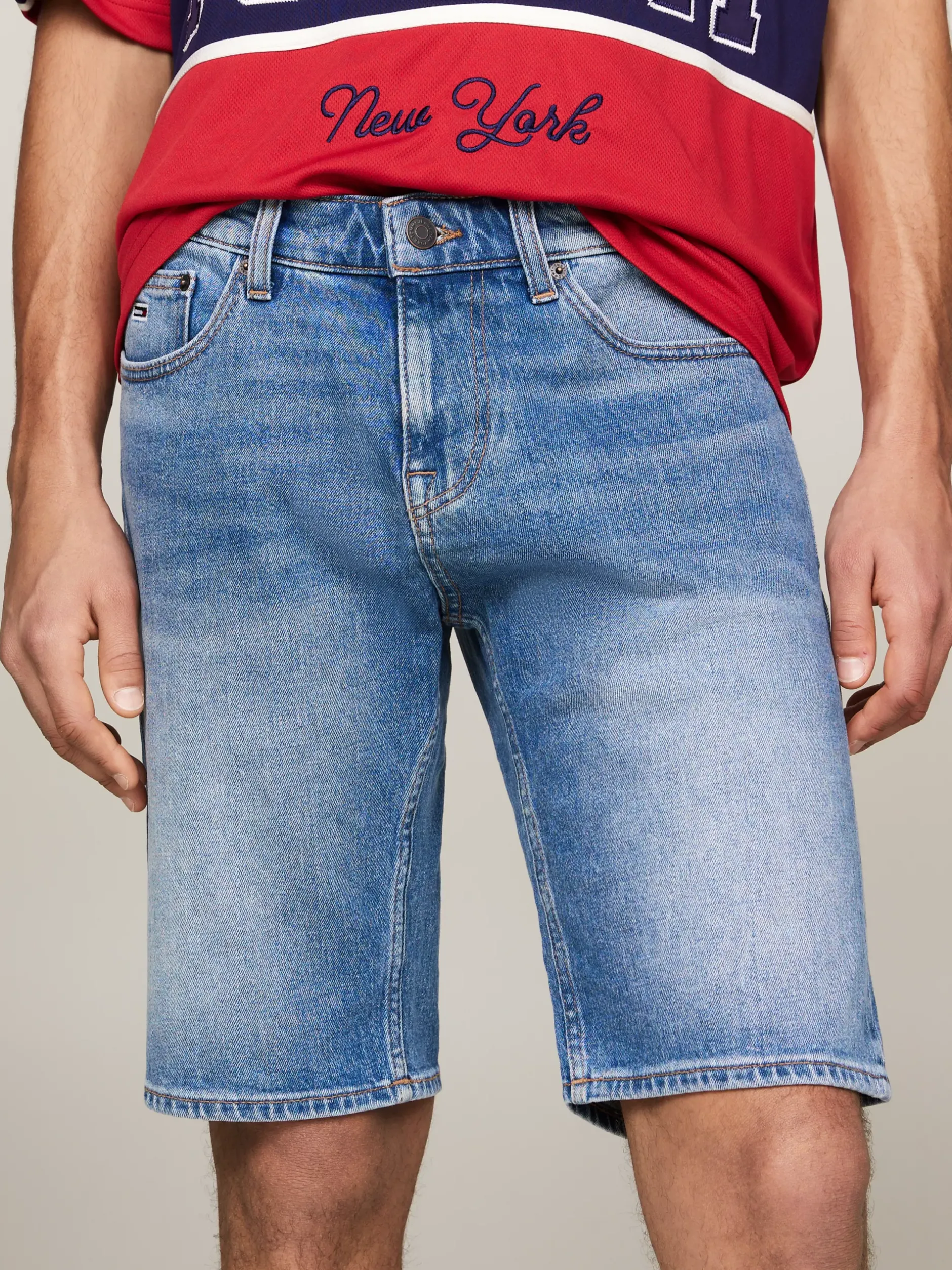 Szorty*Tommy Hilfiger Szorty Scanton Z Denimu Z Efektem Wyblaknięcia DENIM MEDIUM