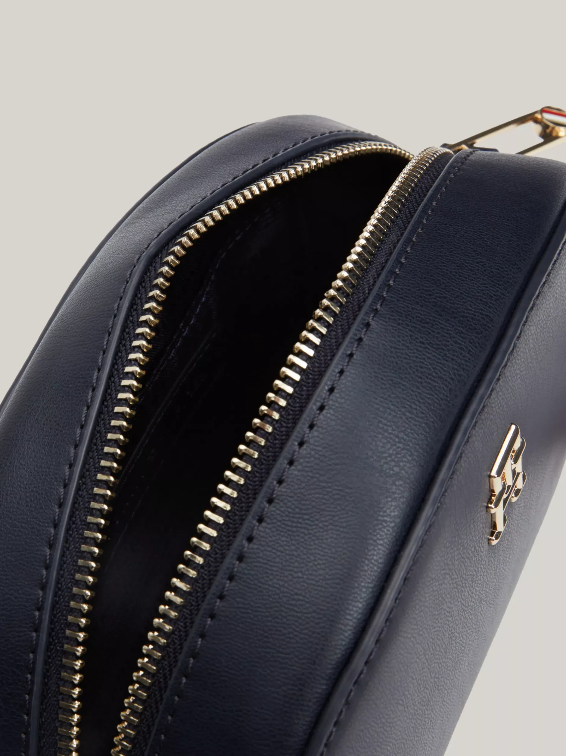 Torebki Na Pasku*Tommy Hilfiger Torba Na Aparat Corporate Z Parcianym Paskiem SPACE BLUE