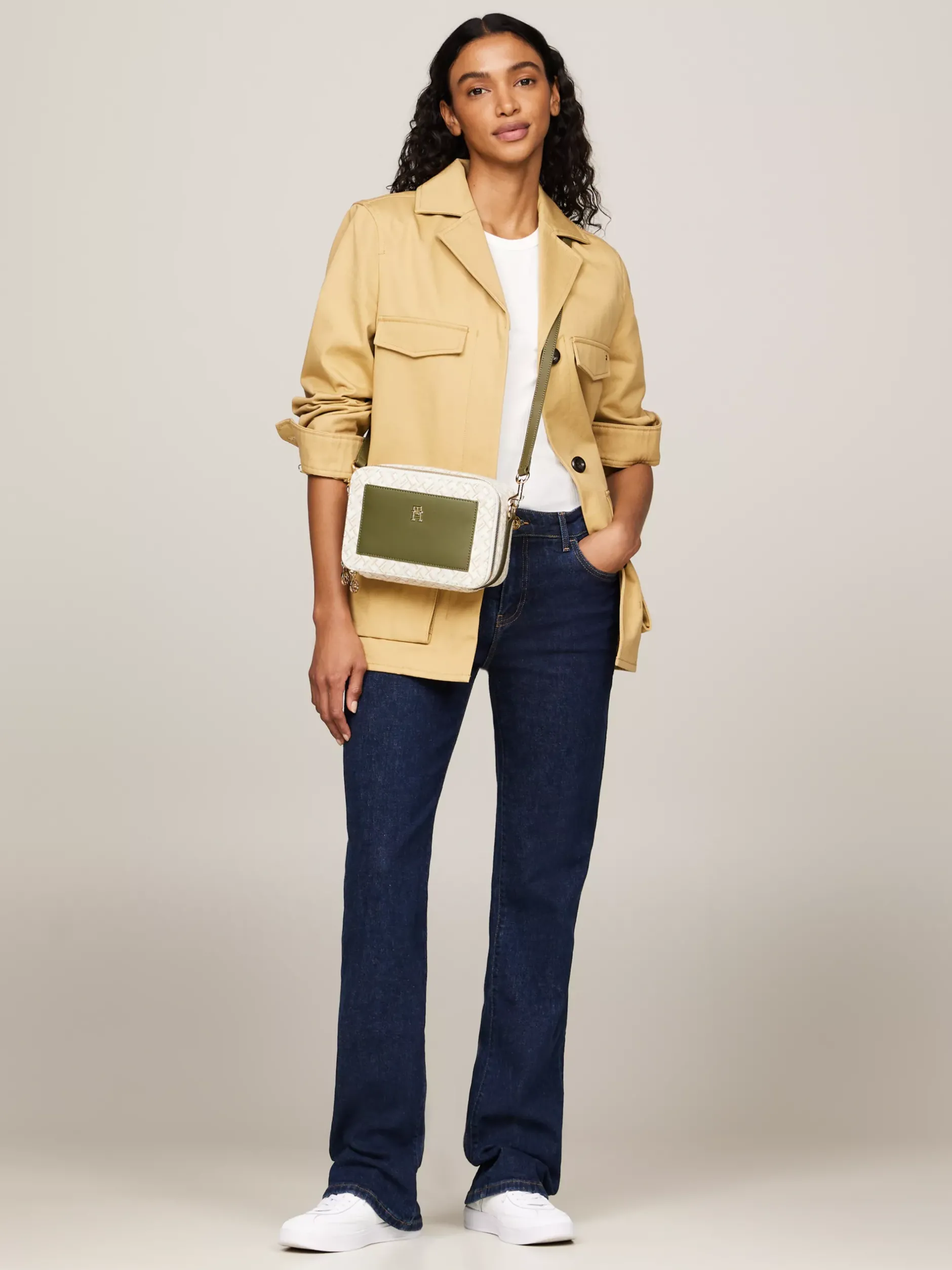 Torebki Na Pasku*Tommy Hilfiger Torba Na Aparat Z żakardowego Płótna UTILITY OLIVE/NEUTRAL MONO
