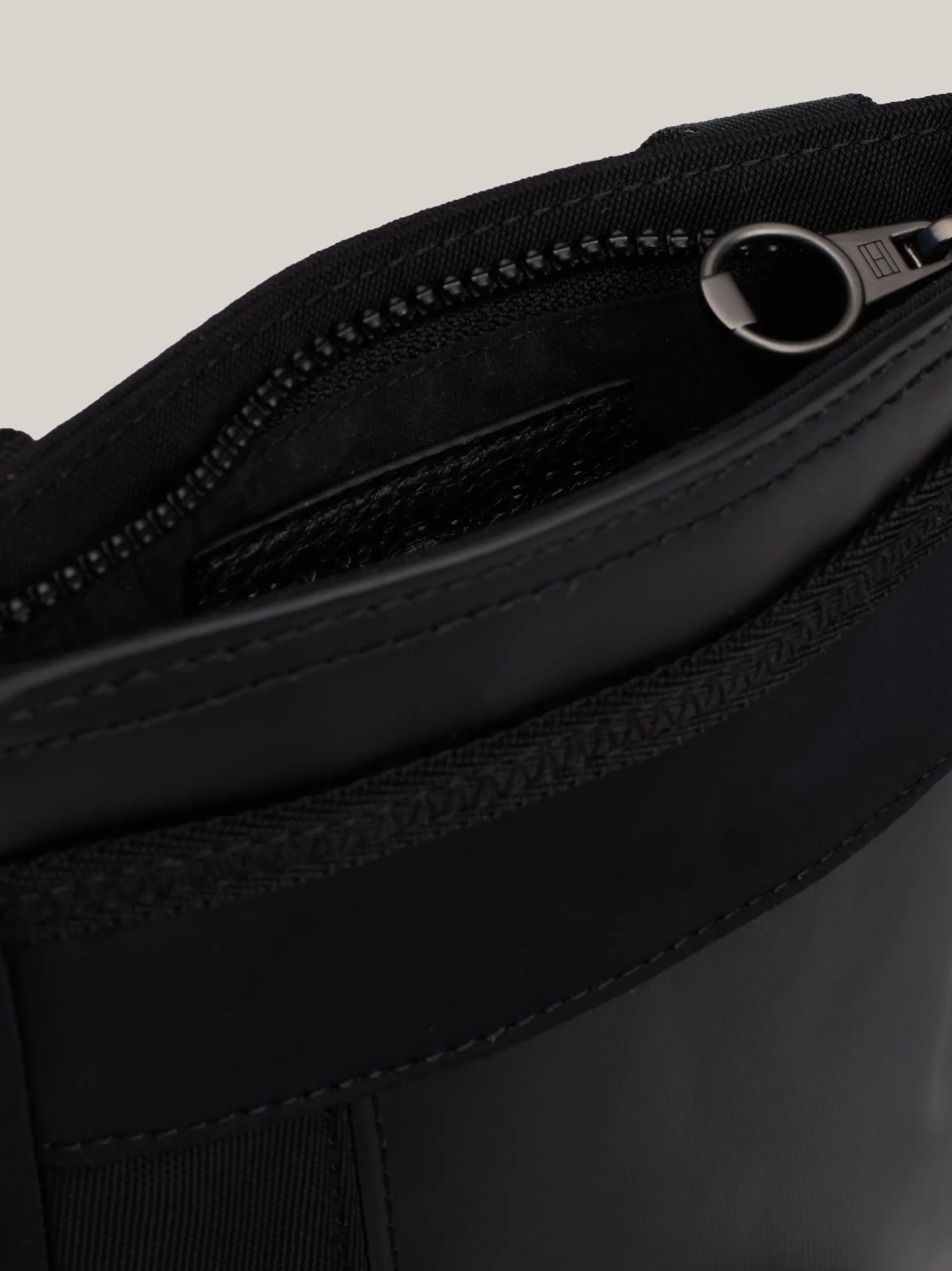 Torebki Na Pasku*Tommy Hilfiger Torba Na Ramię O Mieszanych Fakturach BLACK