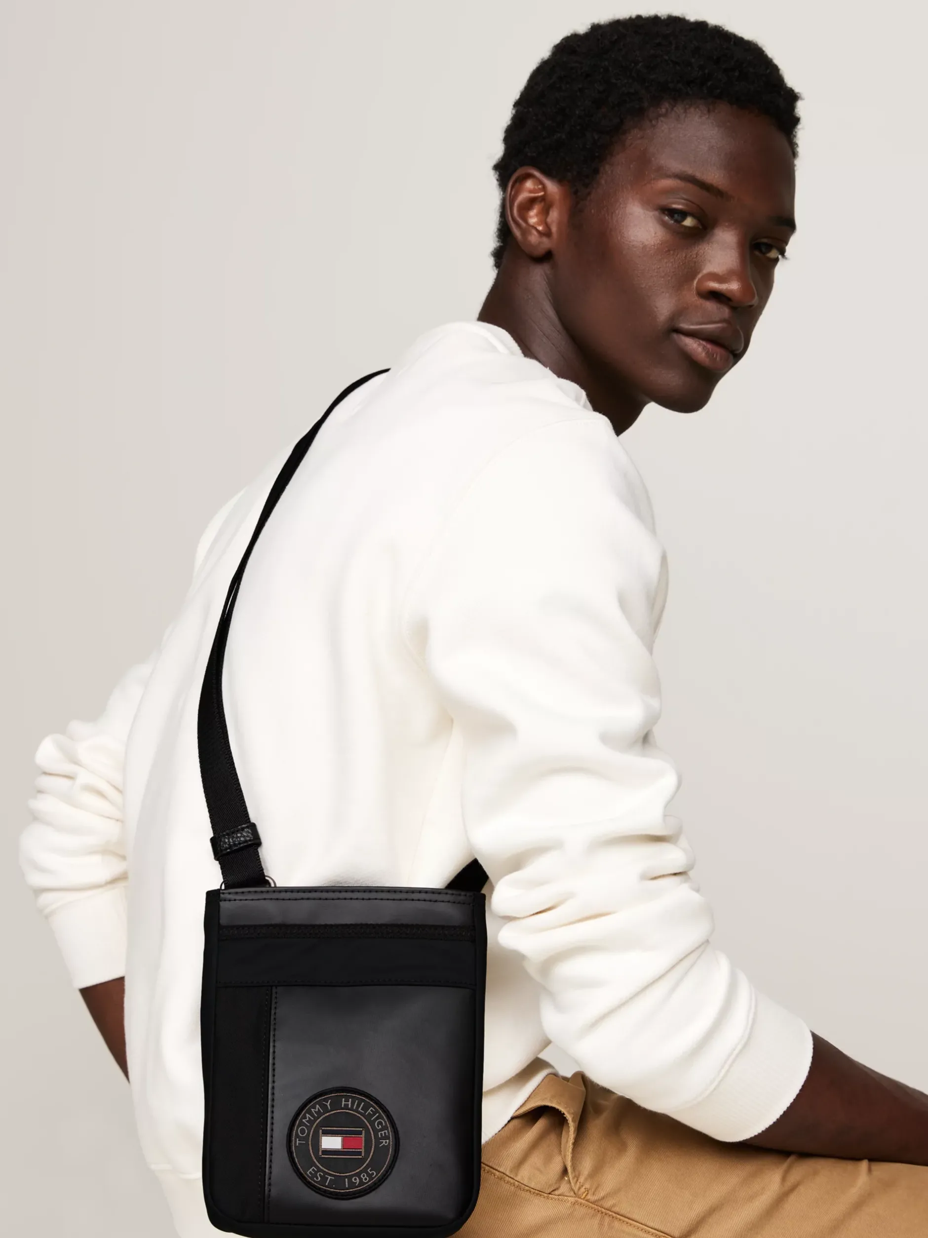 Torebki Na Pasku*Tommy Hilfiger Torba Na Ramię O Mieszanych Fakturach BLACK