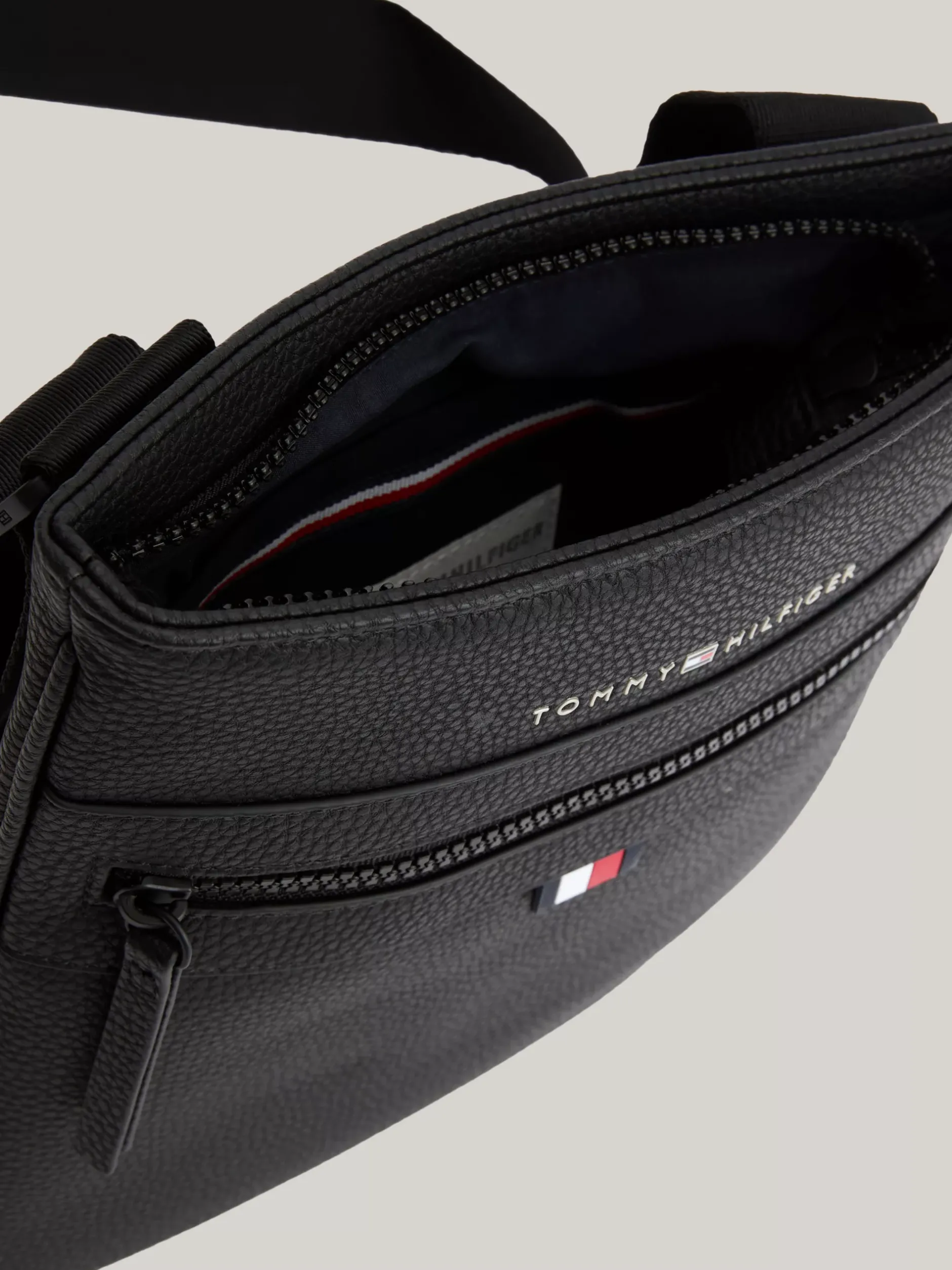Torebki Na Pasku*Tommy Hilfiger Torba Na Ramię Z Kolekcji Essential BLACK