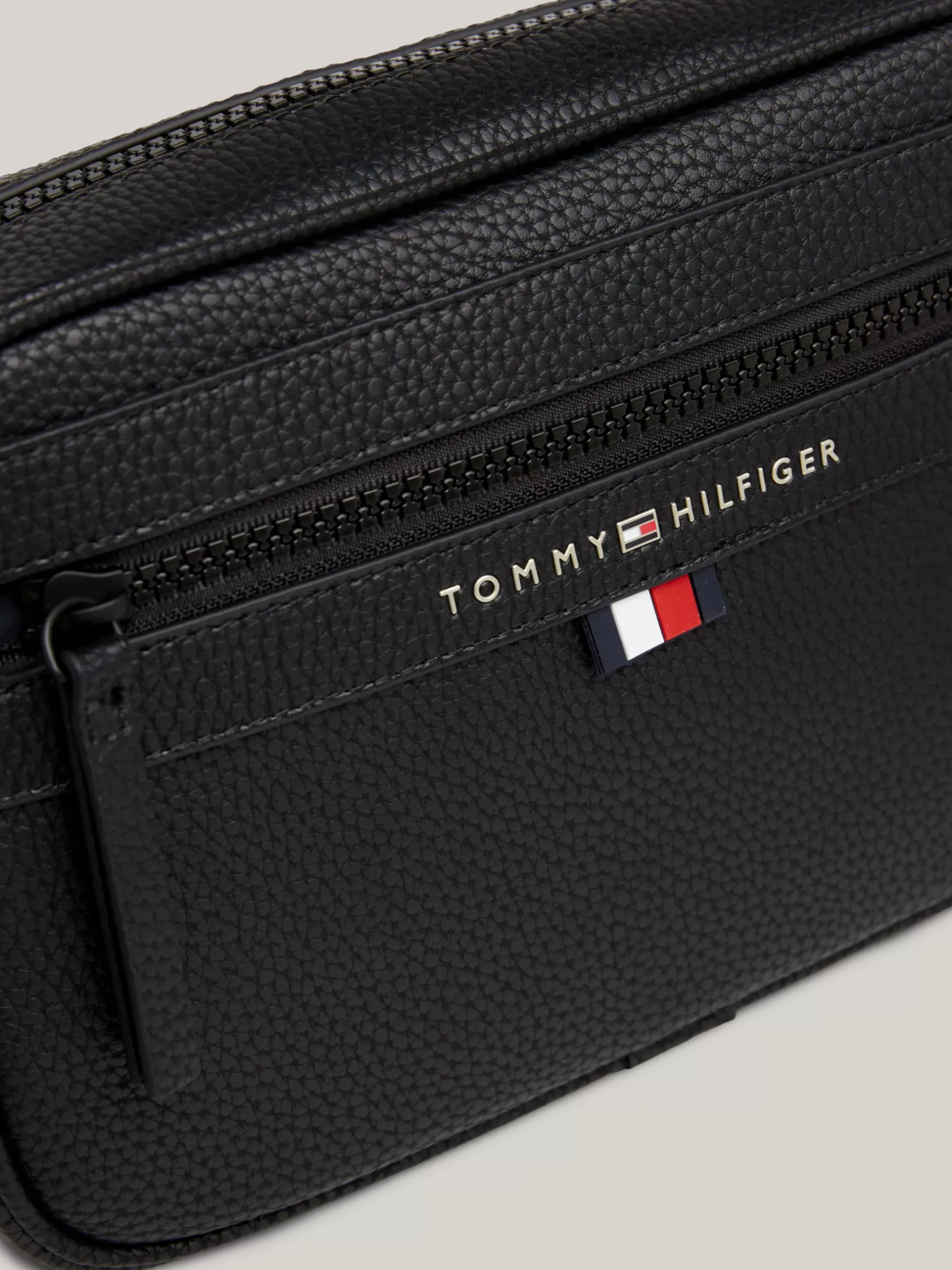Torebki Na Pasku*Tommy Hilfiger Torba Reporterka Essential Z Metalowym Logo BLACK