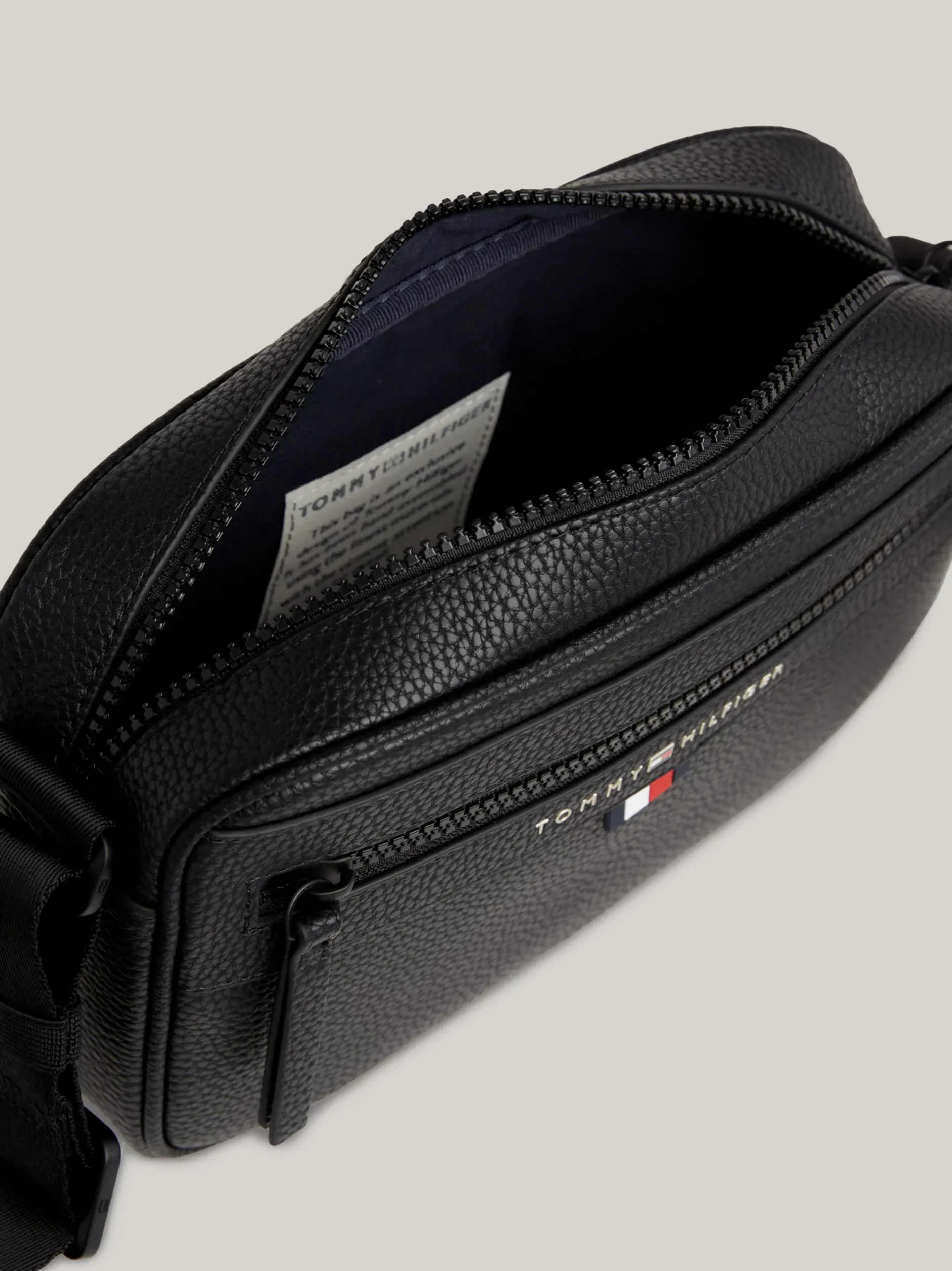 Torebki Na Pasku*Tommy Hilfiger Torba Reporterka Essential Z Metalowym Logo BLACK
