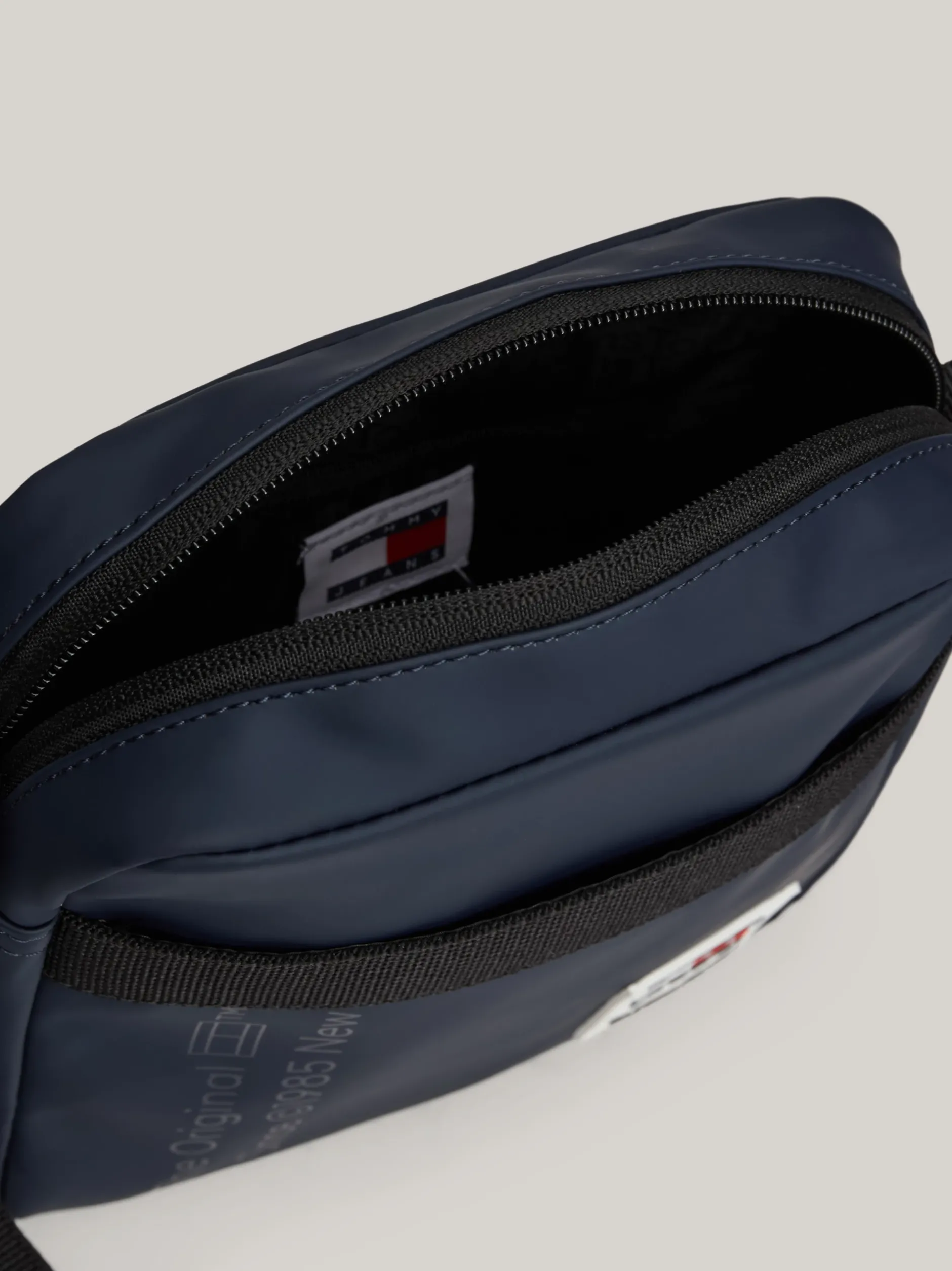 Torebki Na Pasku*Tommy Hilfiger Torba Reporterska Essential Z Logo DARK NIGHT NAVY