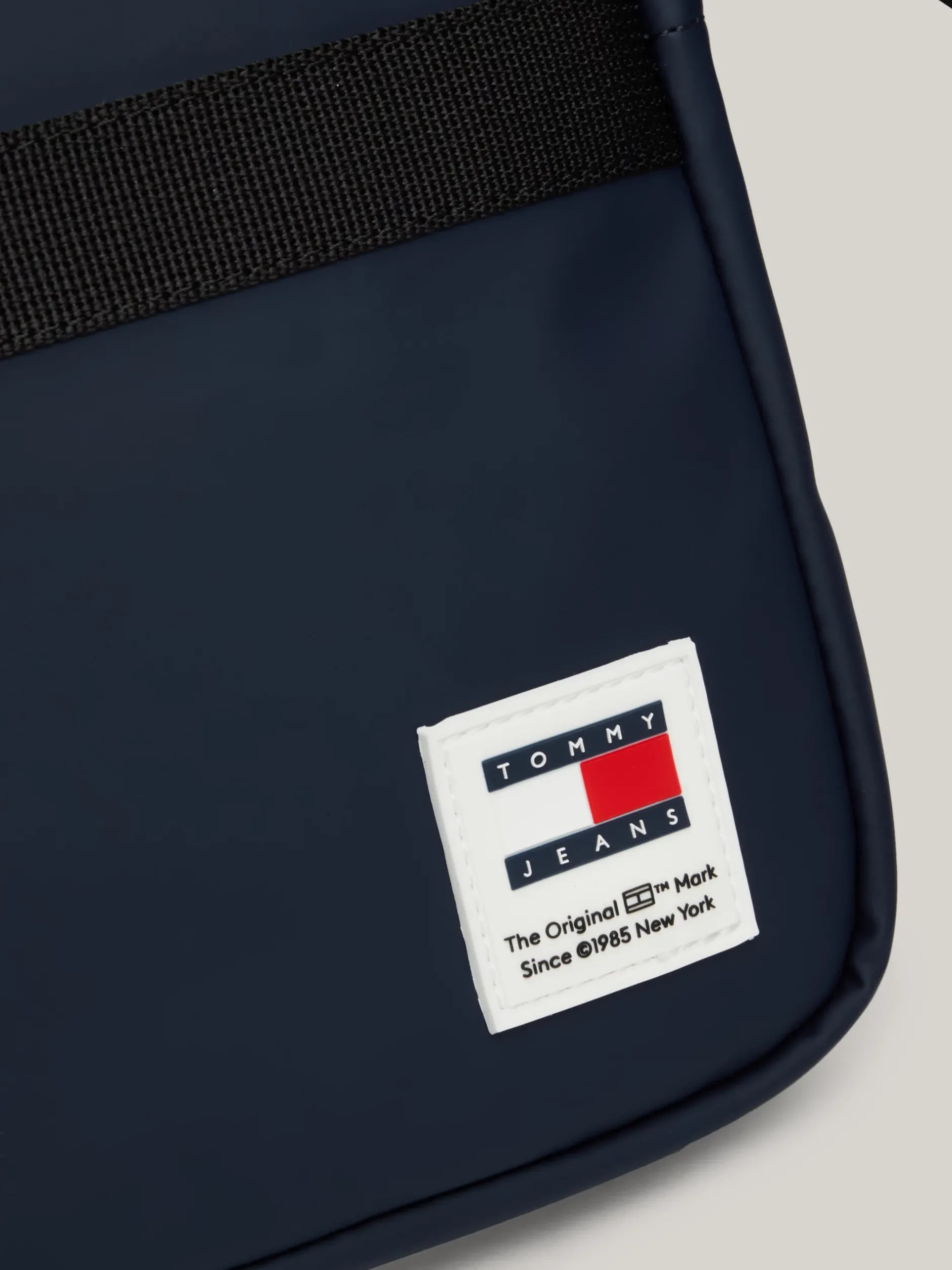 Torebki Na Pasku*Tommy Hilfiger Torba Reporterska Na Ramię Essential DARK NIGHT NAVY