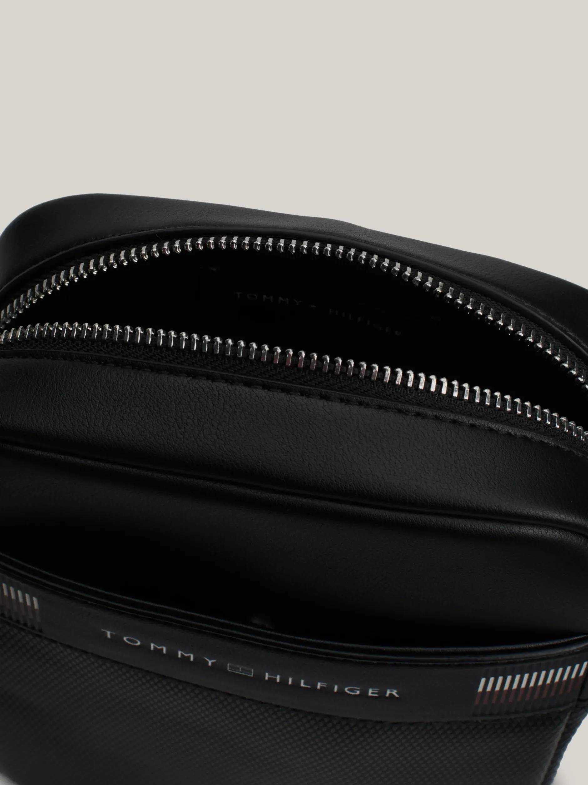 Torebki Na Pasku*Tommy Hilfiger Torba Typu Reporter Corporate BLACK