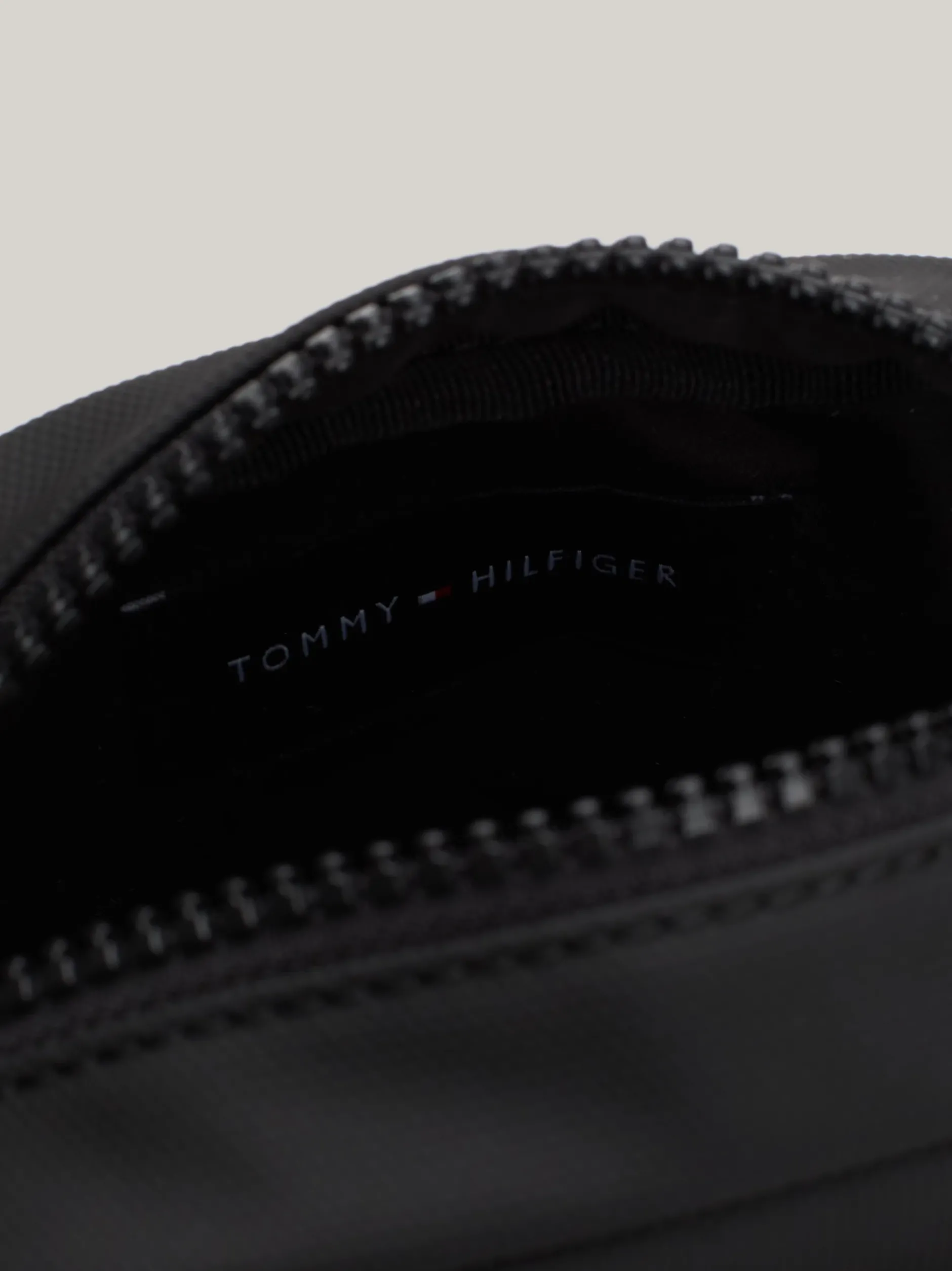 Torebki Na Pasku*Tommy Hilfiger Torba Typu Reporter Corporate BLACK