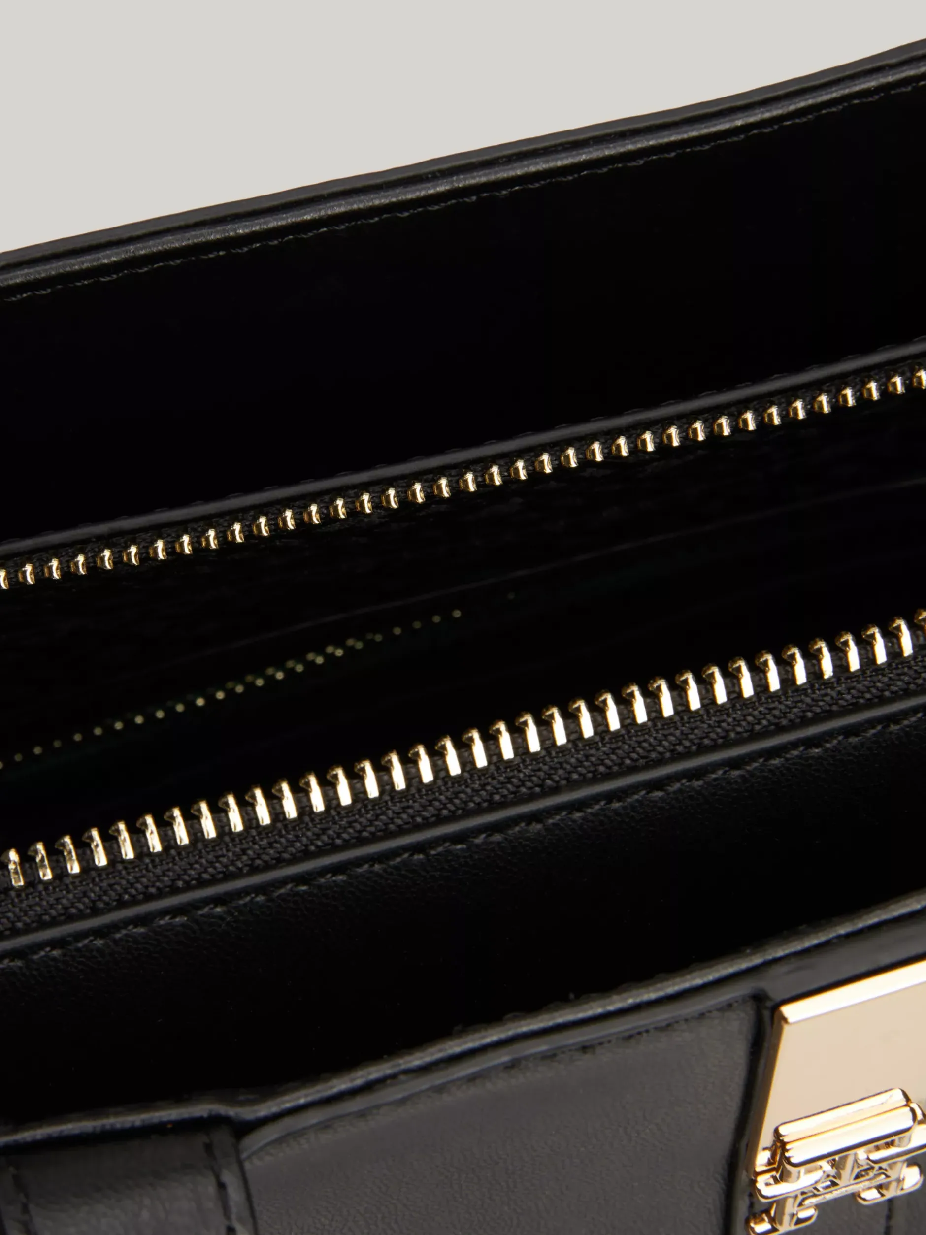 Torebki Tote*Tommy Hilfiger Torebka Na Pasku Heritage Z Plakietką BLACK