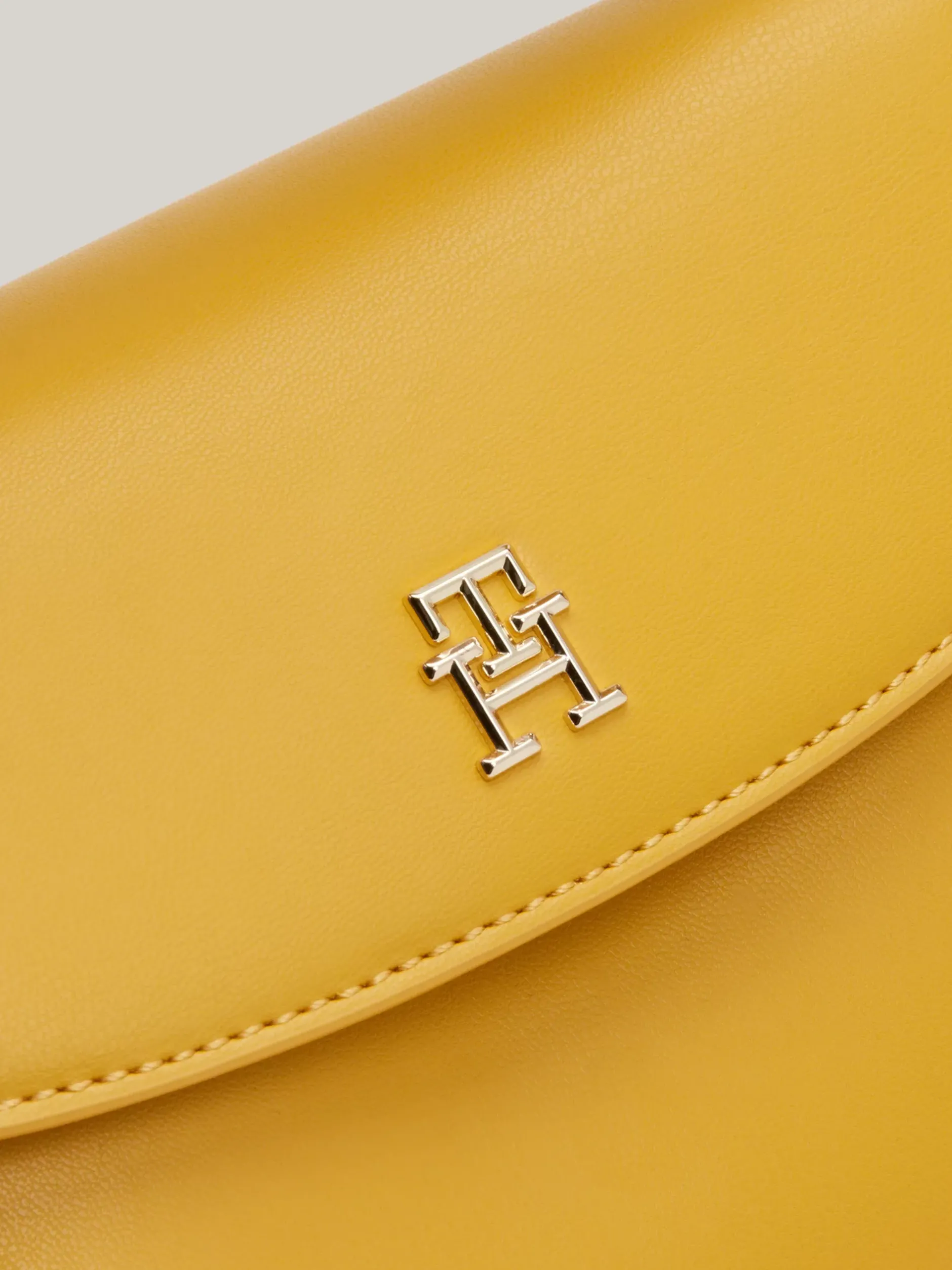 Torebki Na Pasku*Tommy Hilfiger Torebka Na Ramię Chic Z Zapięciem Na Zatrzask CITY YELLOW