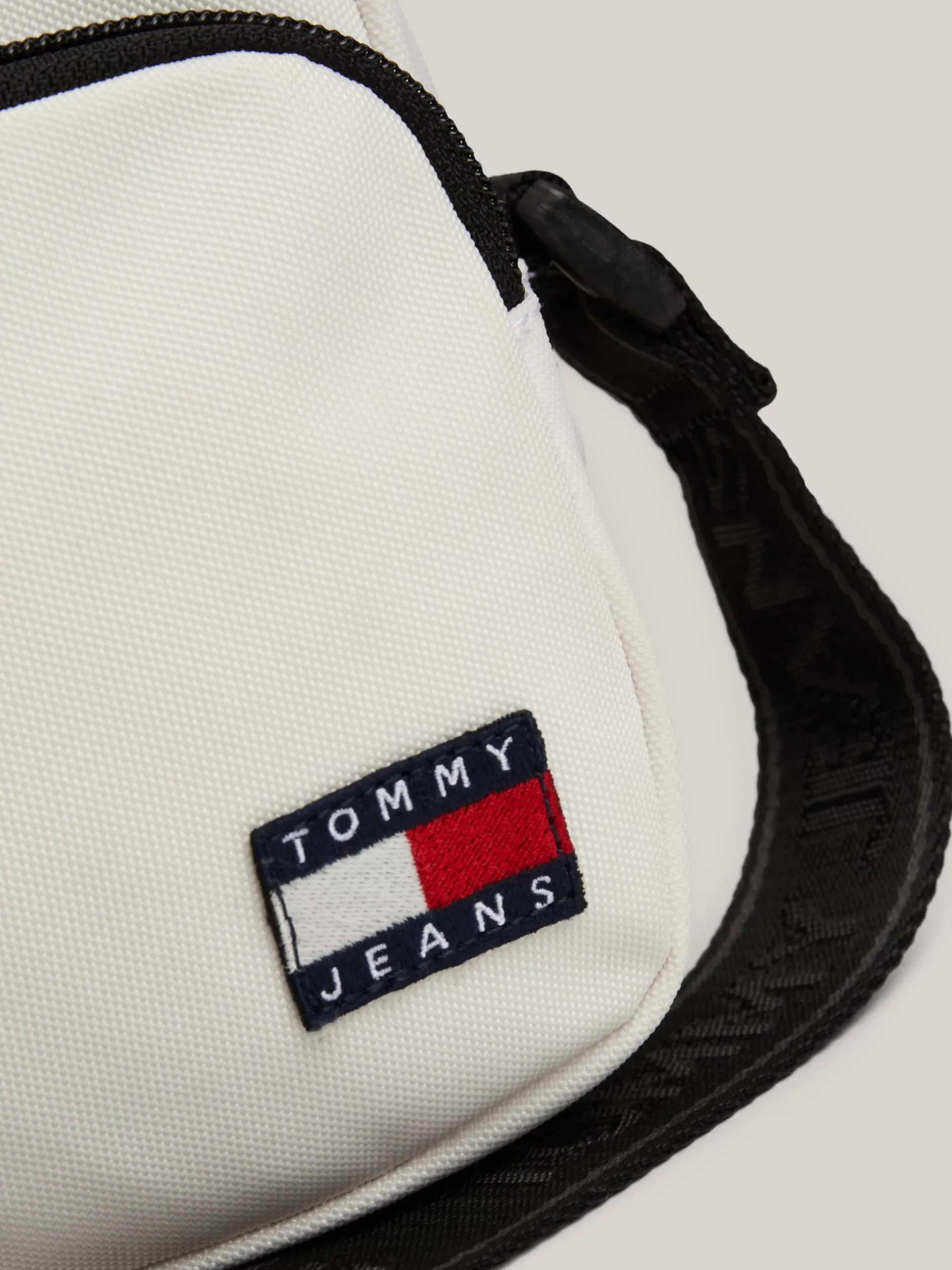 Torebki Na Pasku*Tommy Hilfiger Torebka Na Ramię Essential Z Logo ANCIENT WHITE