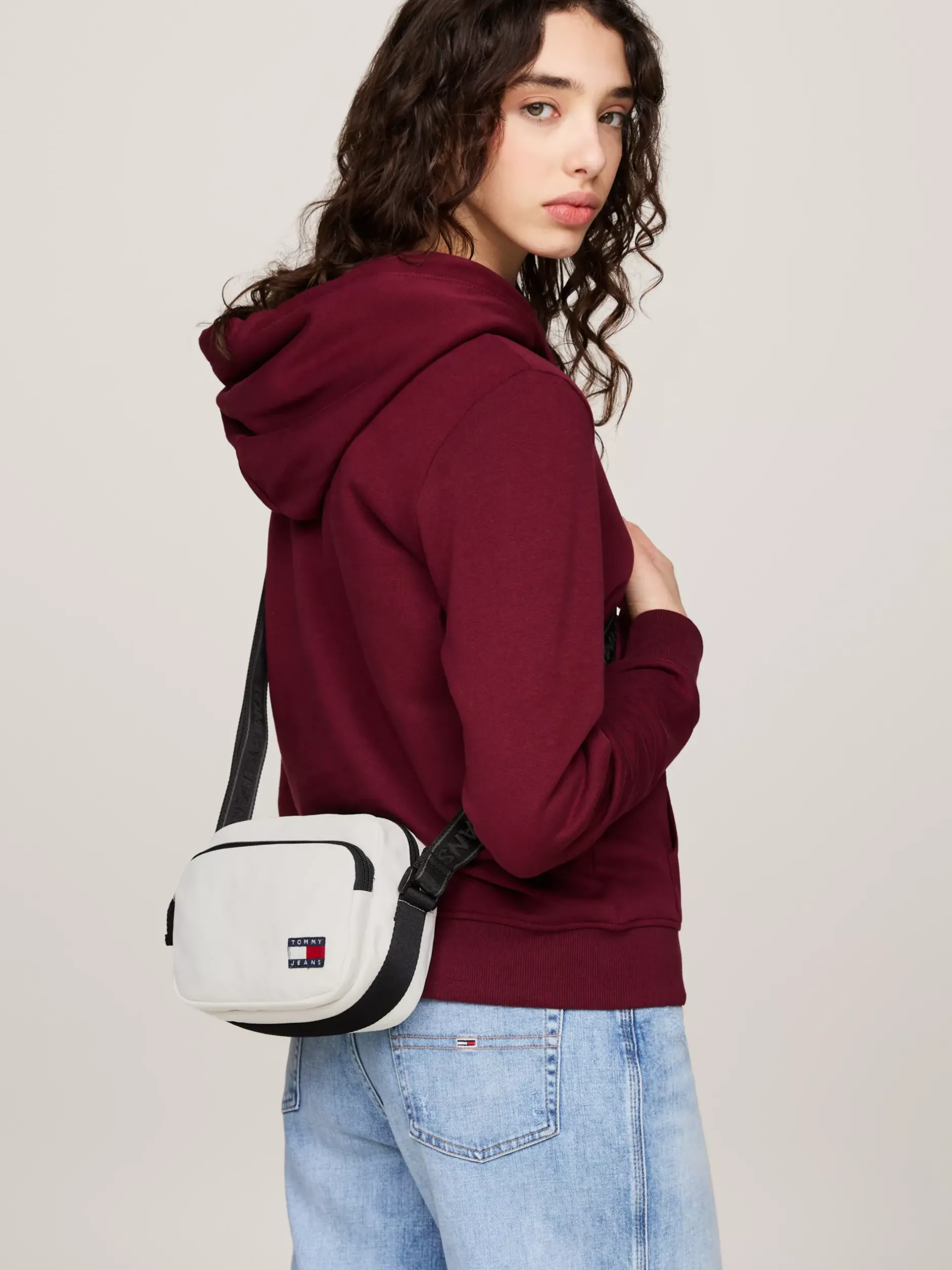 Torebki Na Pasku*Tommy Hilfiger Torebka Na Ramię Essential Z Logo ANCIENT WHITE