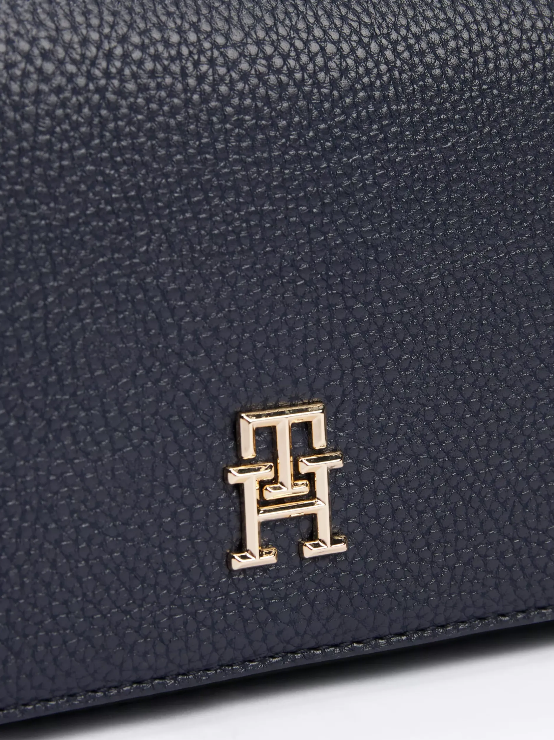 Torebki Na Pasku*Tommy Hilfiger Torebka Na Ramię TH Emblem Z Klapką SPACE BLUE