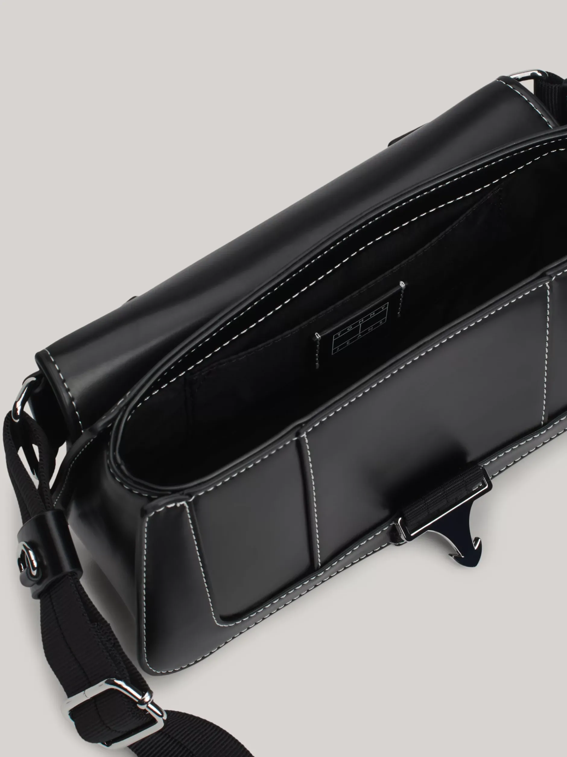 Torebki Na Pasku*Tommy Hilfiger Torebka Na Ramię Z Klapką BLACK