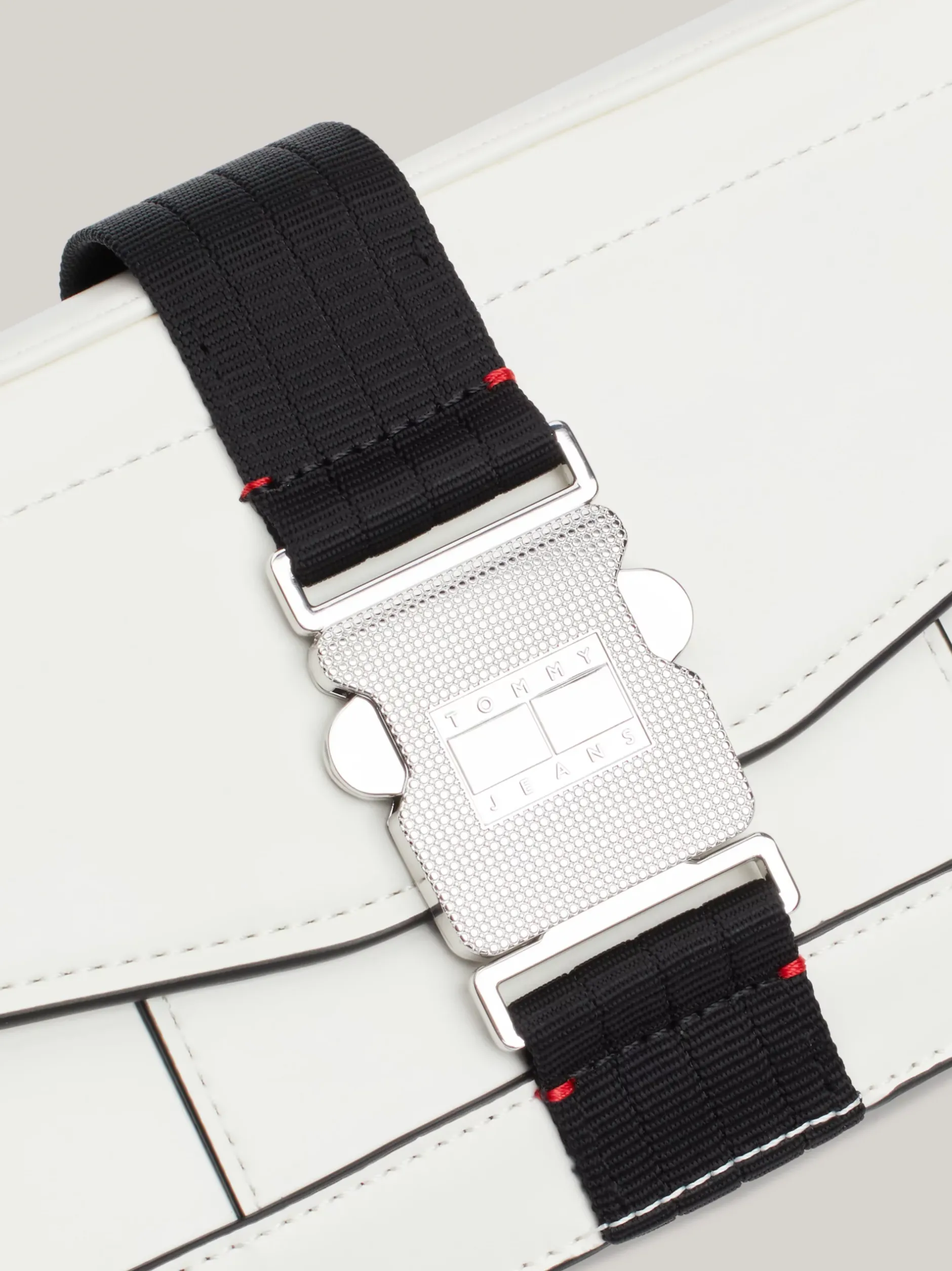 Torebki Na Pasku*Tommy Hilfiger Torebka Na Ramię Z Klapką ANCIENT WHITE