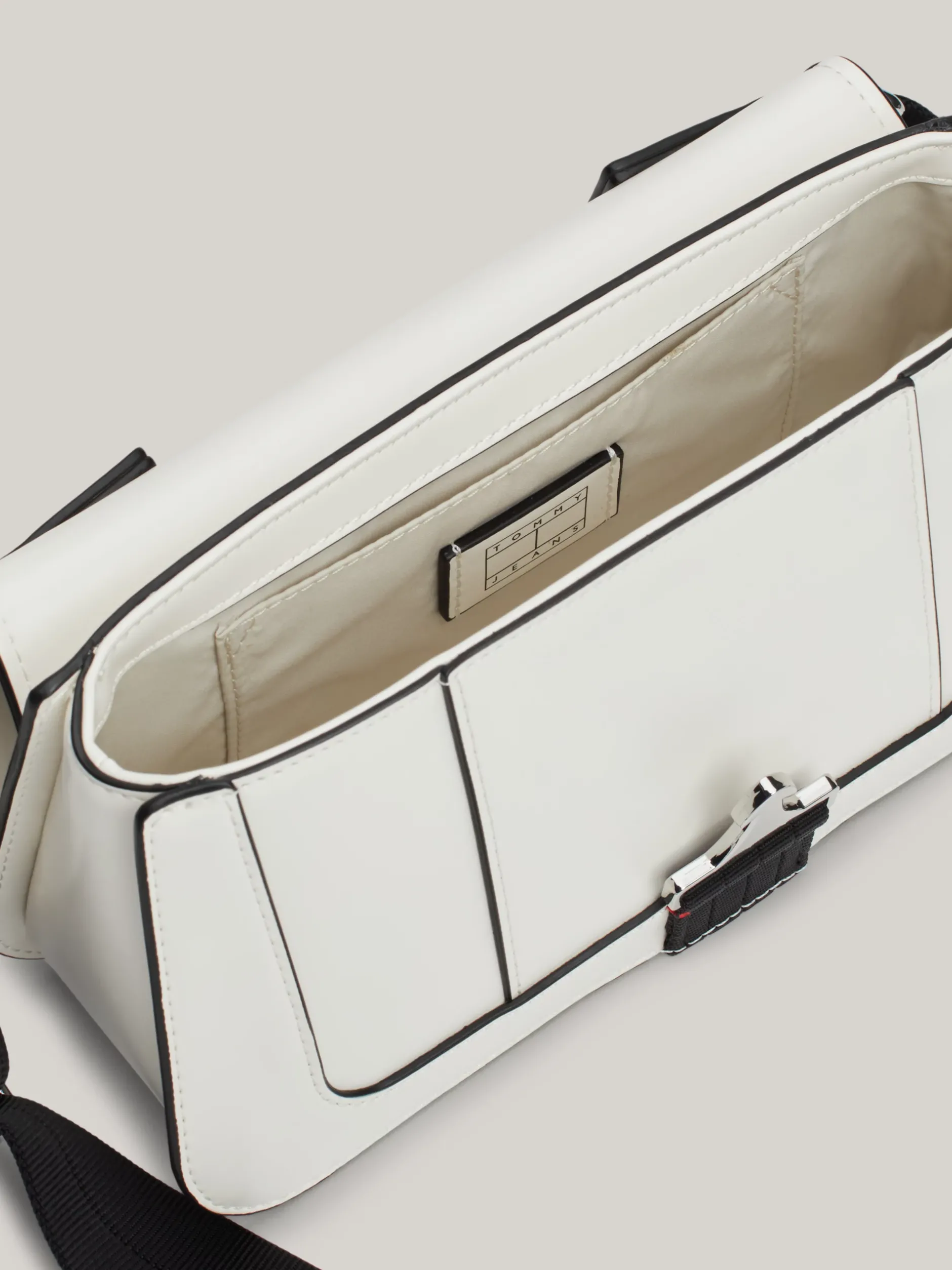 Torebki Na Pasku*Tommy Hilfiger Torebka Na Ramię Z Klapką ANCIENT WHITE