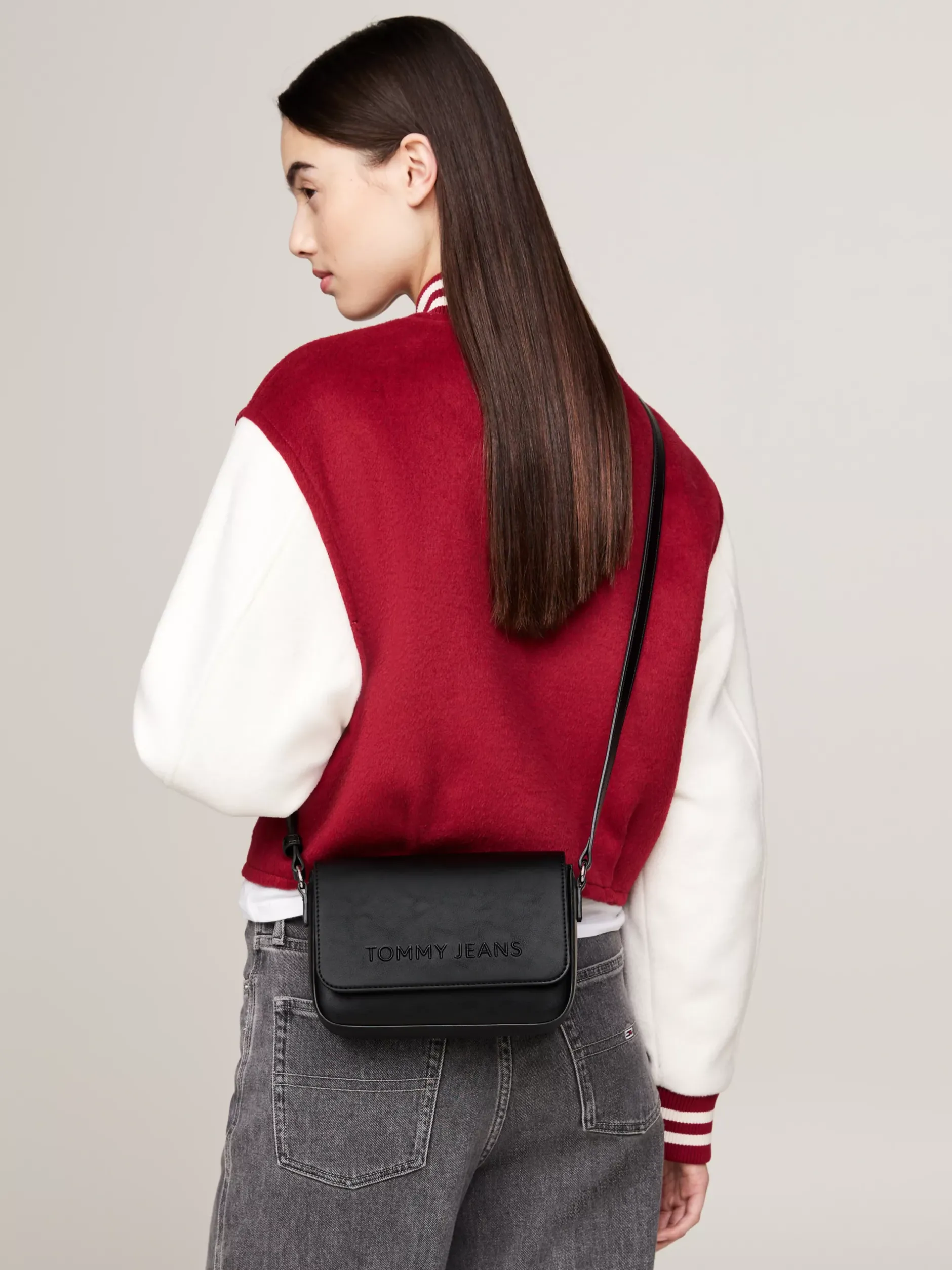 Torebki Na Pasku*Tommy Hilfiger Torebka Na Ramię Z Klapką Essential BLACK