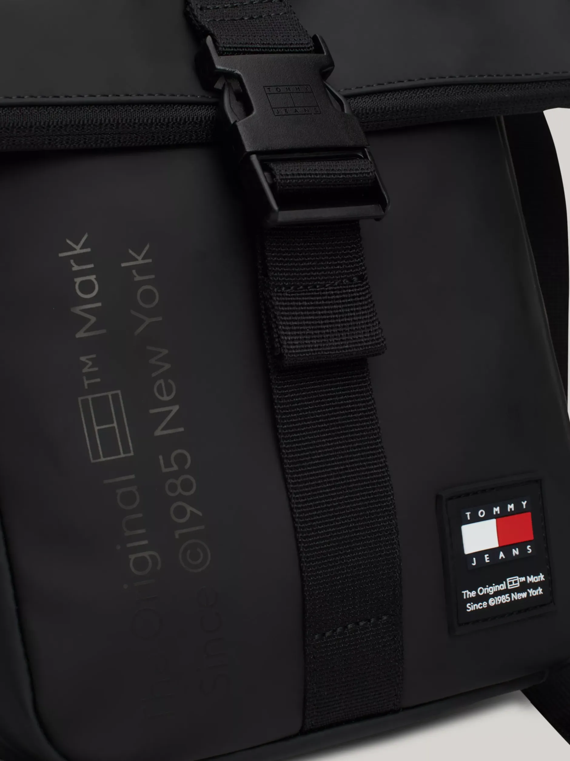 Torebki Na Pasku*Tommy Hilfiger Torebka Na Ramię Z Kolekcji Essential BLACK