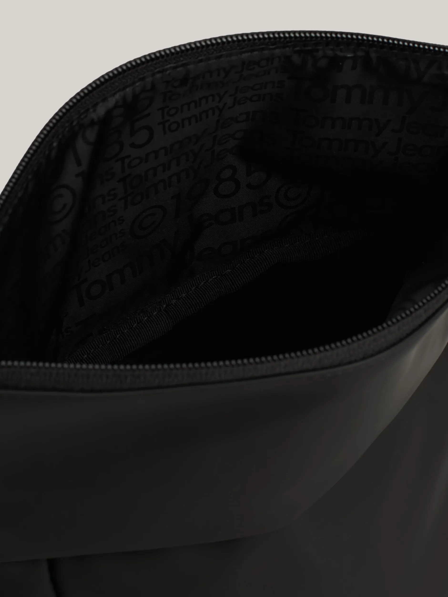 Torebki Na Pasku*Tommy Hilfiger Torebka Na Ramię Z Kolekcji Essential BLACK
