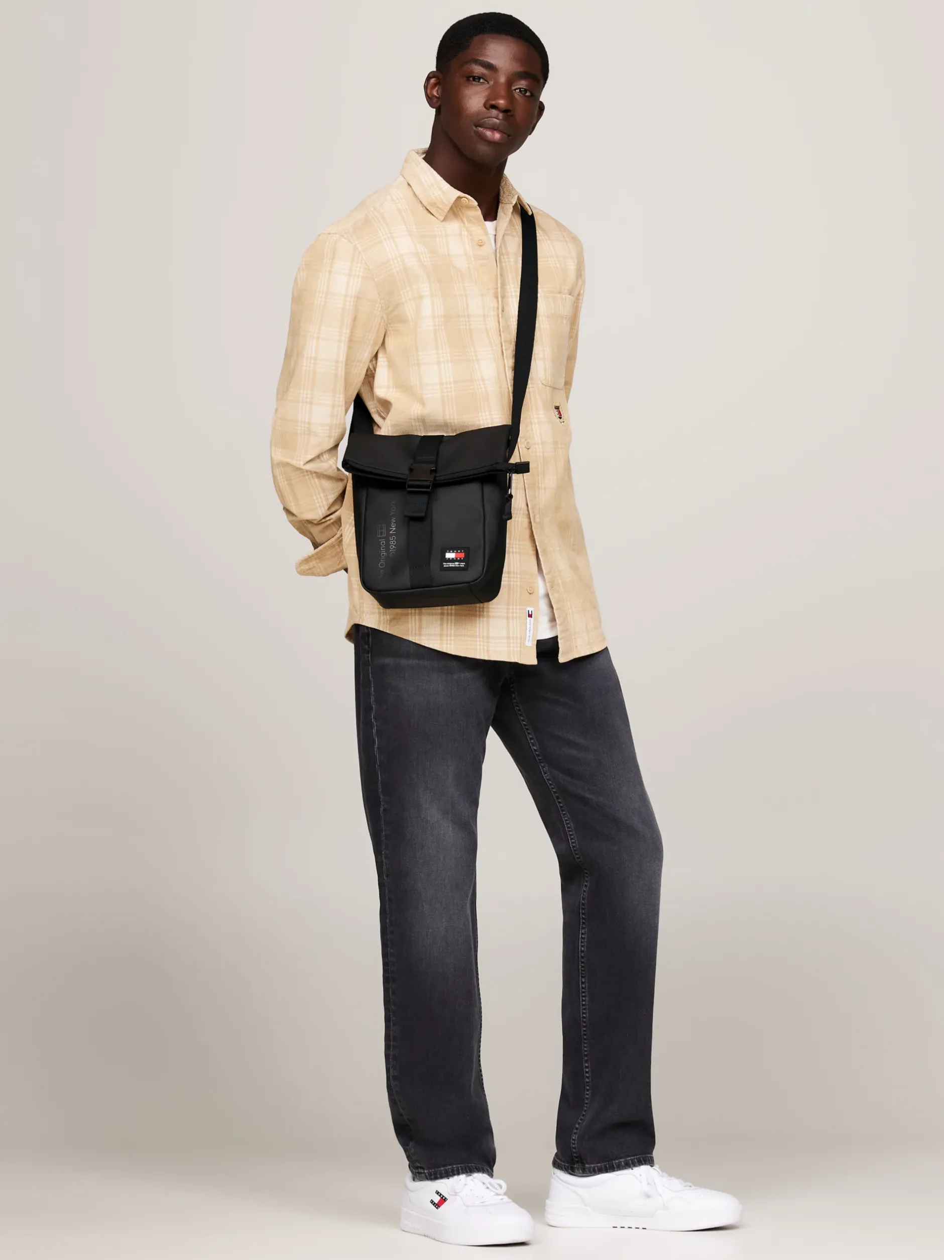 Torebki Na Pasku*Tommy Hilfiger Torebka Na Ramię Z Kolekcji Essential BLACK