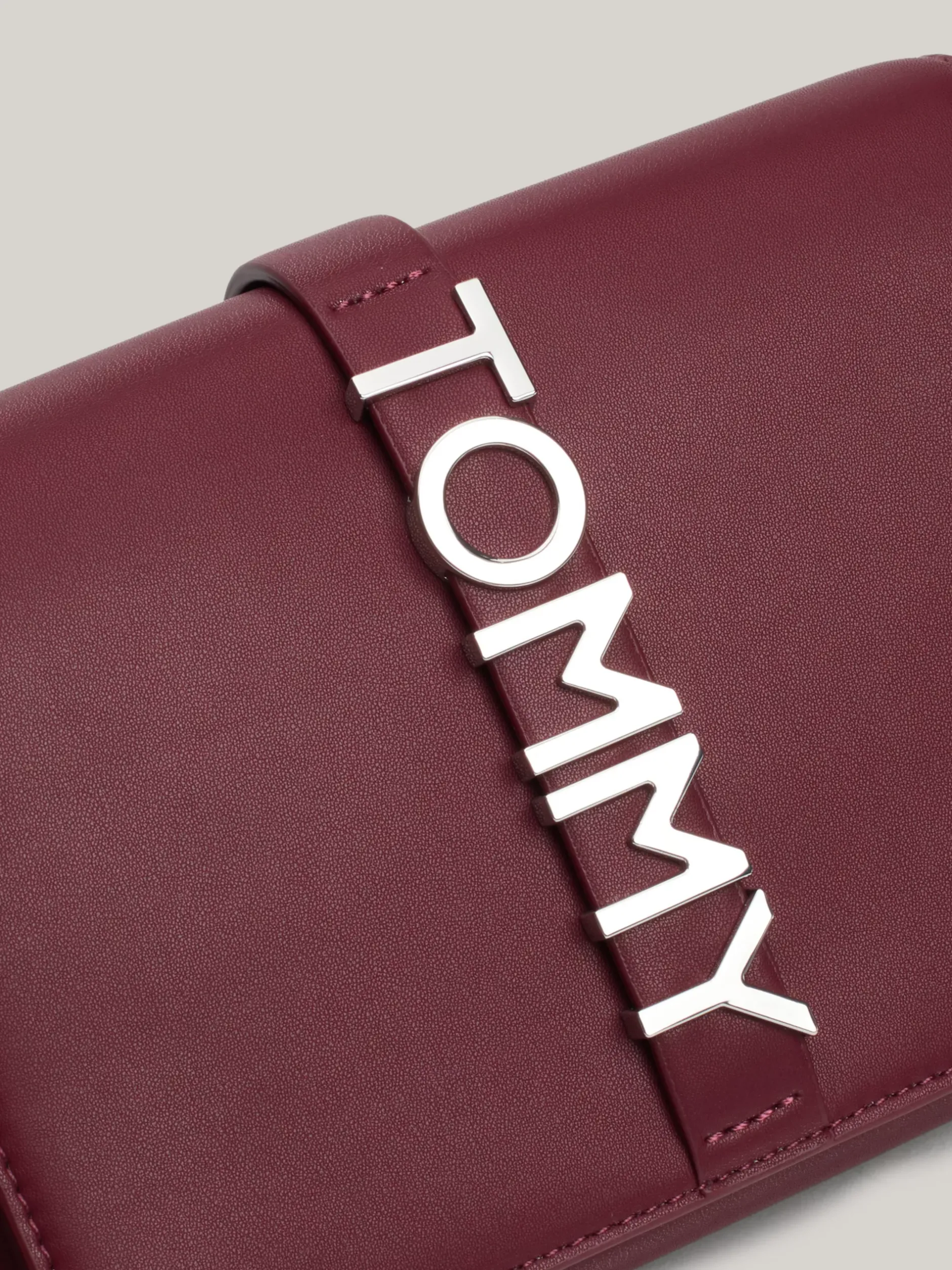 Torebki Na Pasku*Tommy Hilfiger Torebka Na Ramię Z Logo City Na Klapce DEEP ROUGE