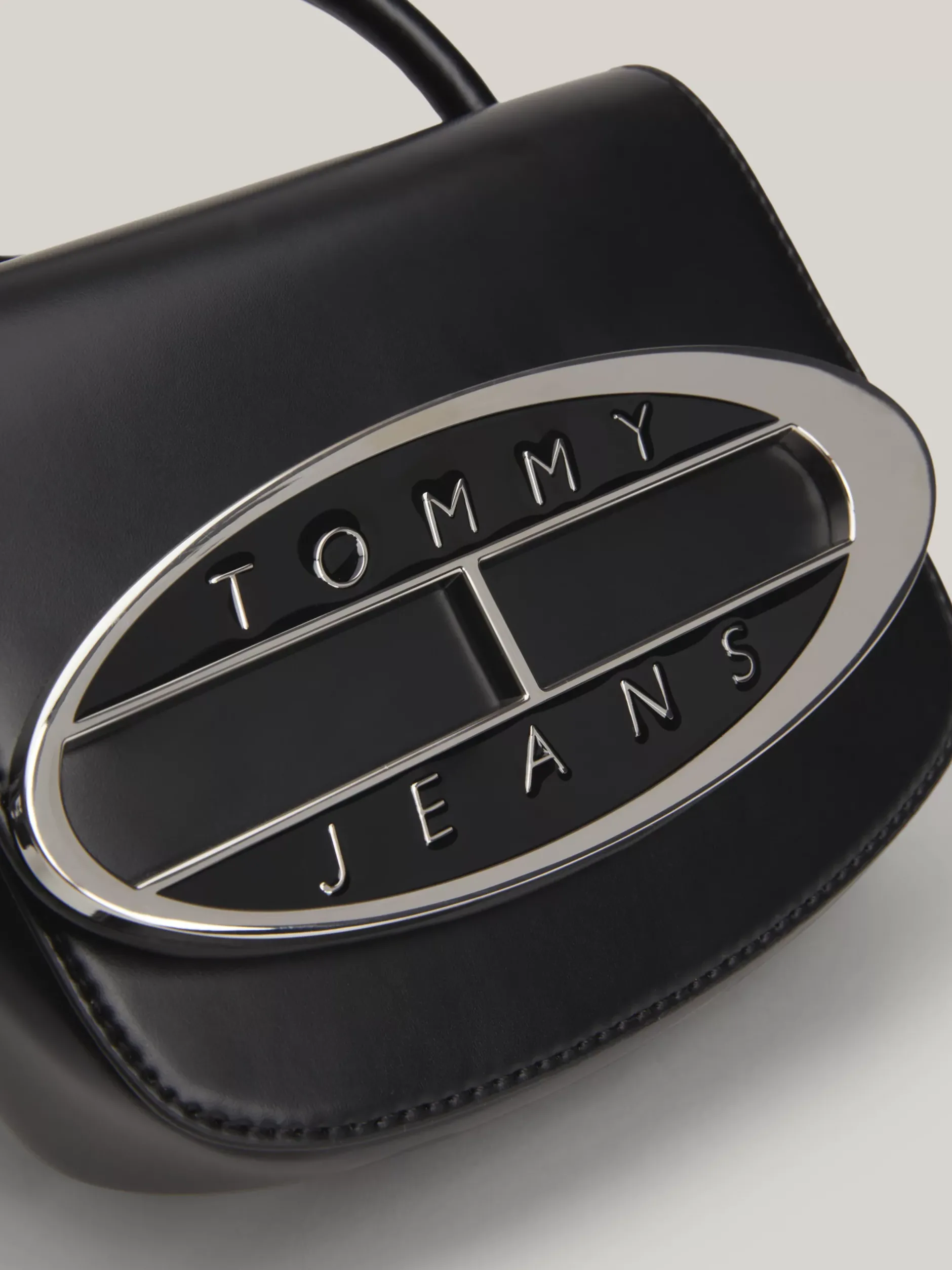Torebki Na Pasku*Tommy Hilfiger Torebka Na Ramię Z Plakietką Z Logo BLACK