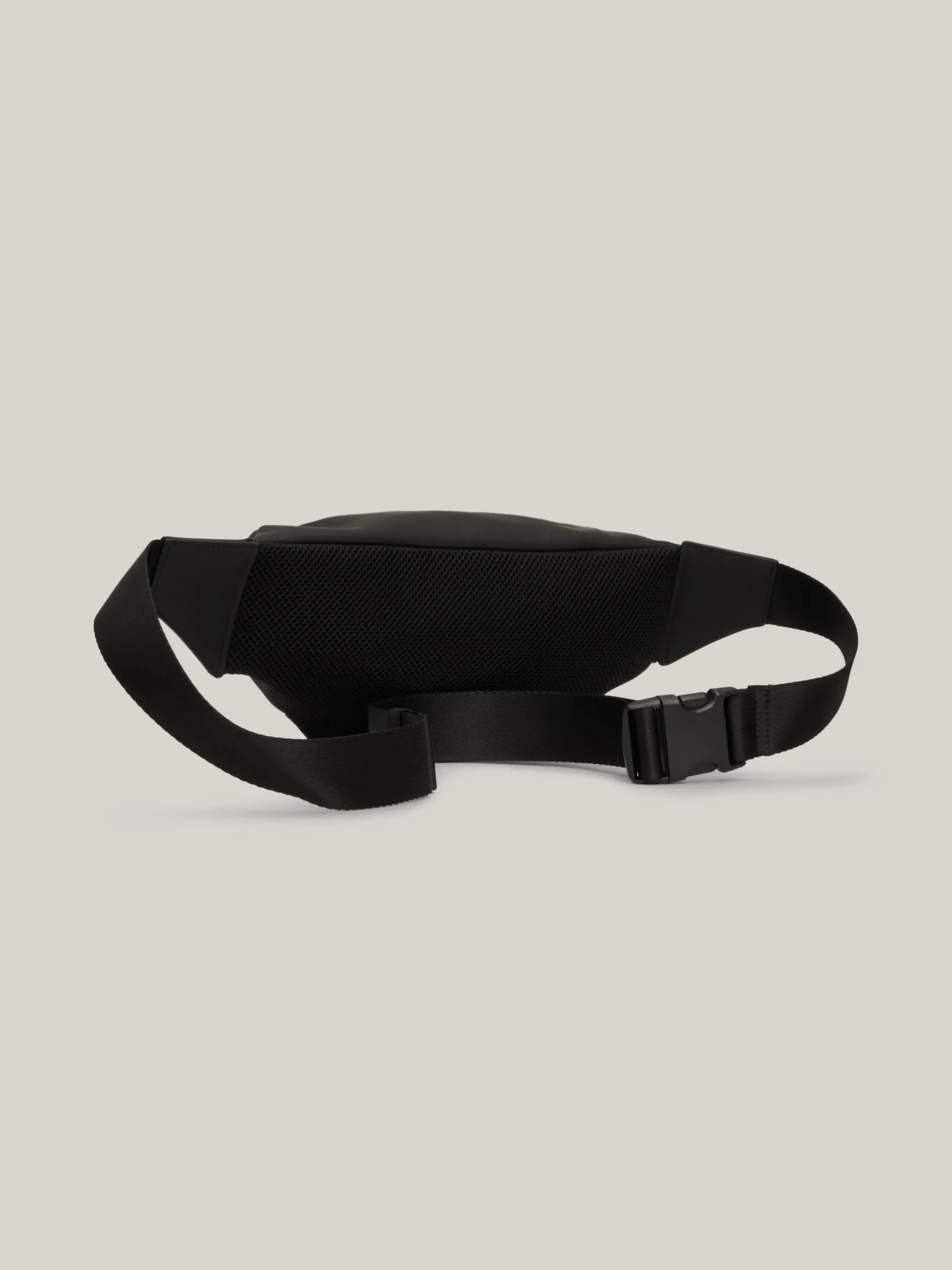 Torebki Na Pasku*Tommy Hilfiger Torebka Typu Nerka Z Blokami Kolorów BLACK