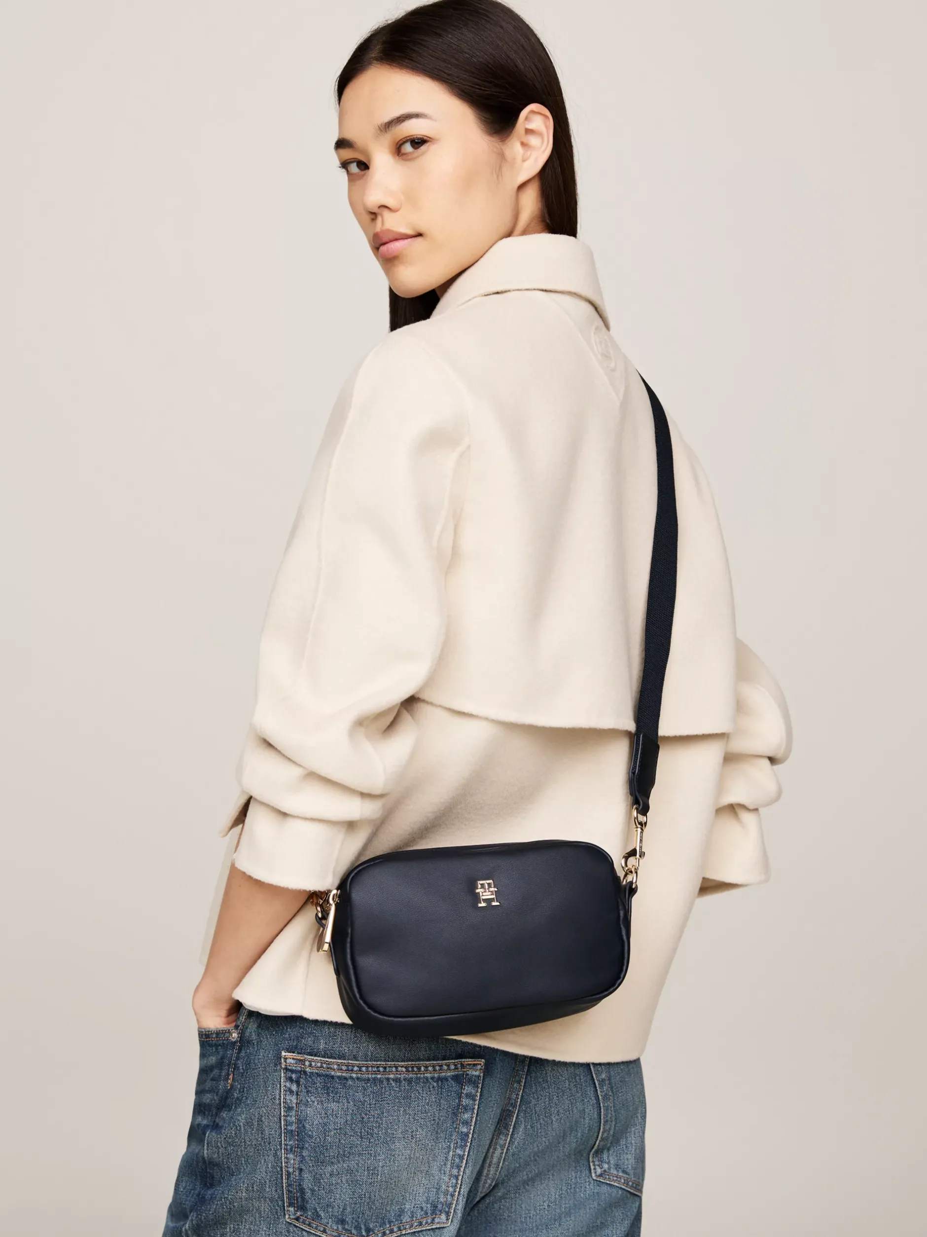 Torebki Na Pasku*Tommy Hilfiger Torebka Z Plakietką Z Monogramem TH SPACE BLUE