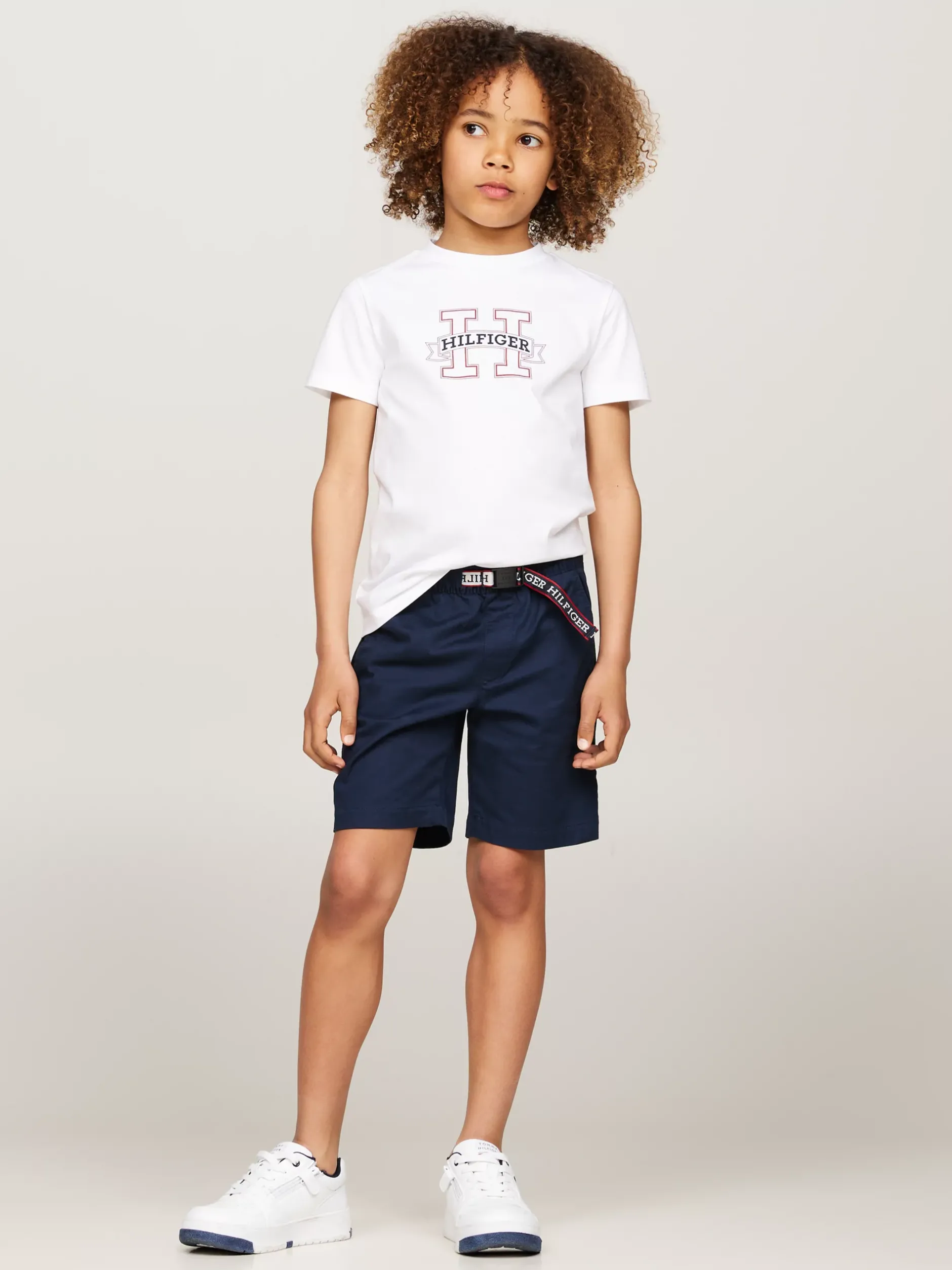 T-Shirty I Koszulki Polo*Tommy Hilfiger T-shirt Z Logo Hilfiger Wykonanym Czcionką Monotypową WHITE