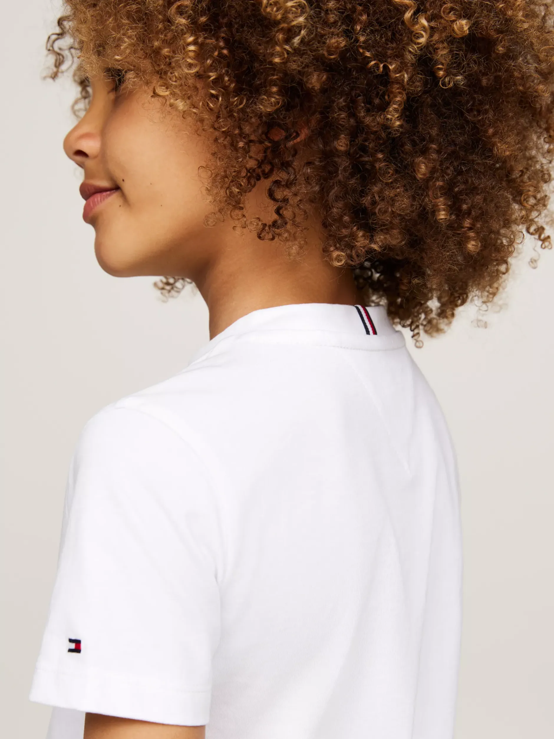 T-Shirty I Koszulki Polo*Tommy Hilfiger T-shirt Z Logo Hilfiger Wykonanym Czcionką Monotypową WHITE