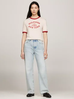 T-Shirty*Tommy Hilfiger T-shirt Z Logo W Uczelnianym Stylu CLASSIC BEIGE