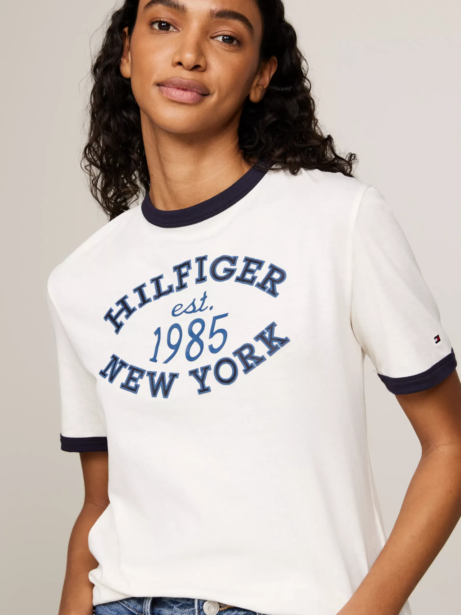 T-Shirty*Tommy Hilfiger T-shirt Z Logo W Uczelnianym Stylu ANCIENT WHITE