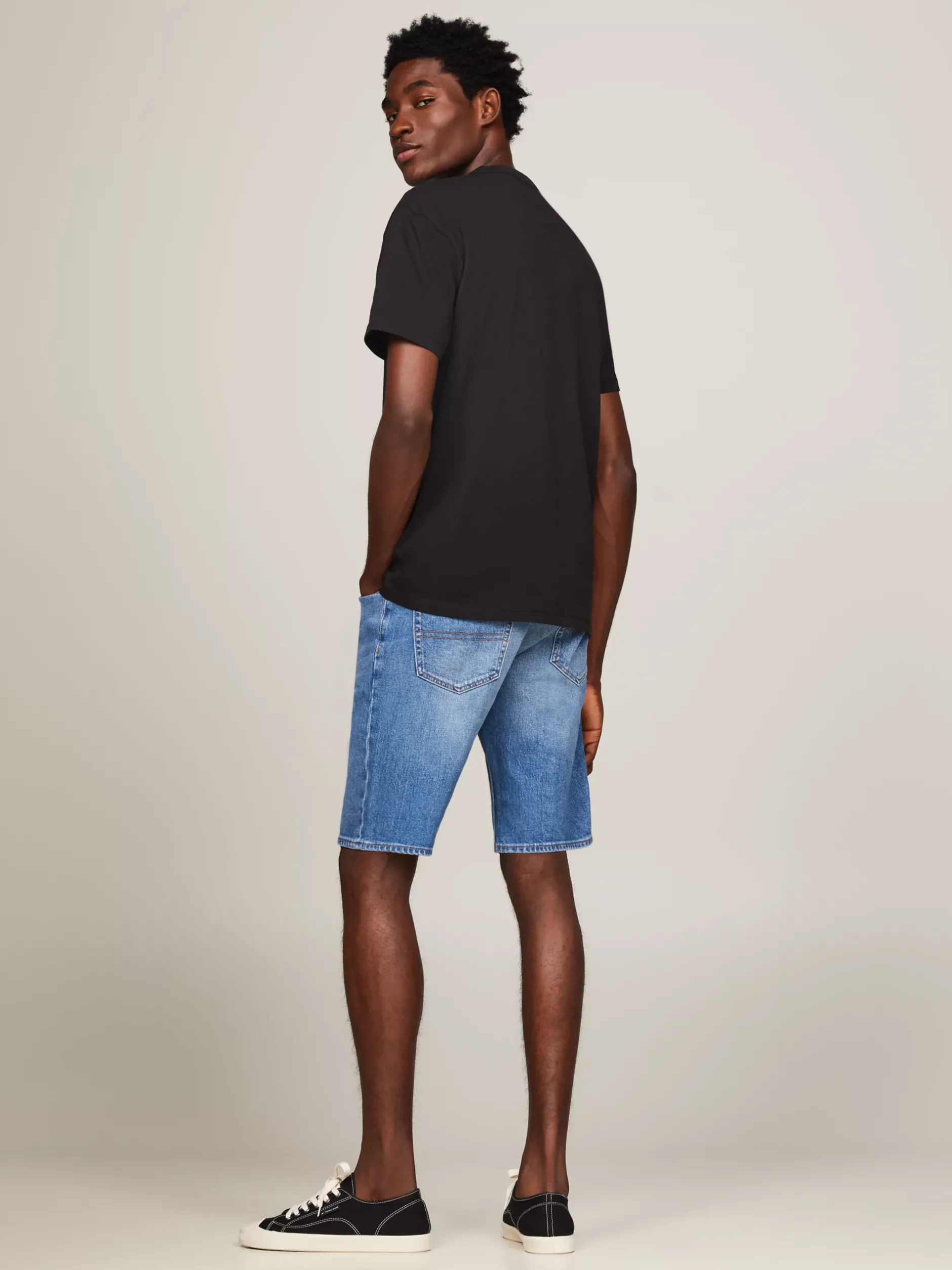 T-Shirty*Tommy Hilfiger T-shirt Z Okrągłym Dekoltem I Naszywką Tommy BLACK