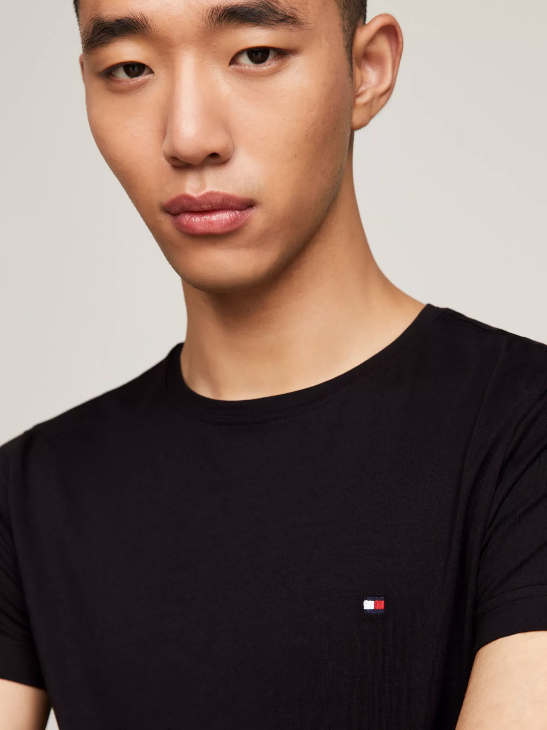 T-Shirty*Tommy Hilfiger Wąski T-shirt TH Flex BLACK